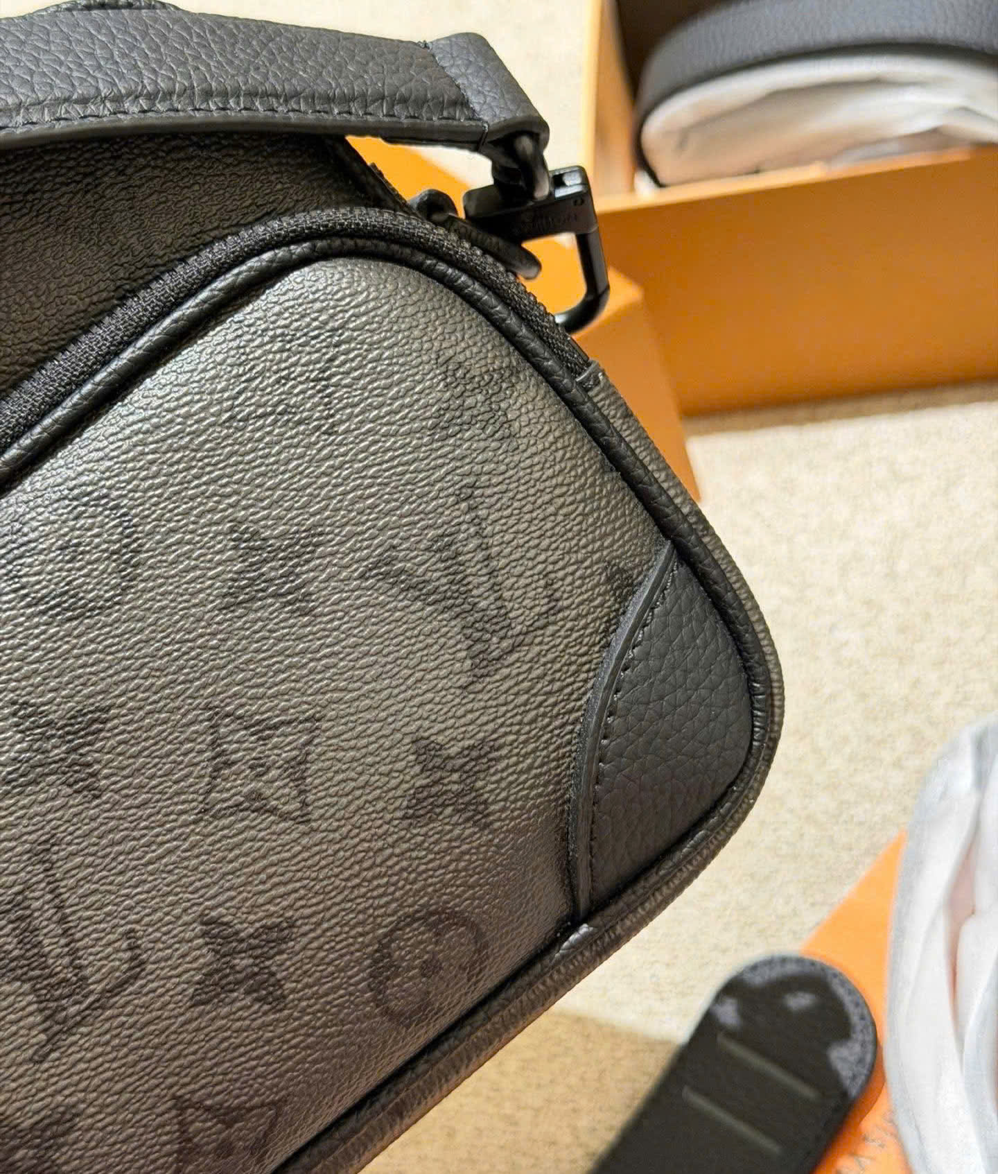 Túi đeo chéo Louis Vuitton Bag LV Monogram Archive Xám Like Auth 25x18x11 PLD