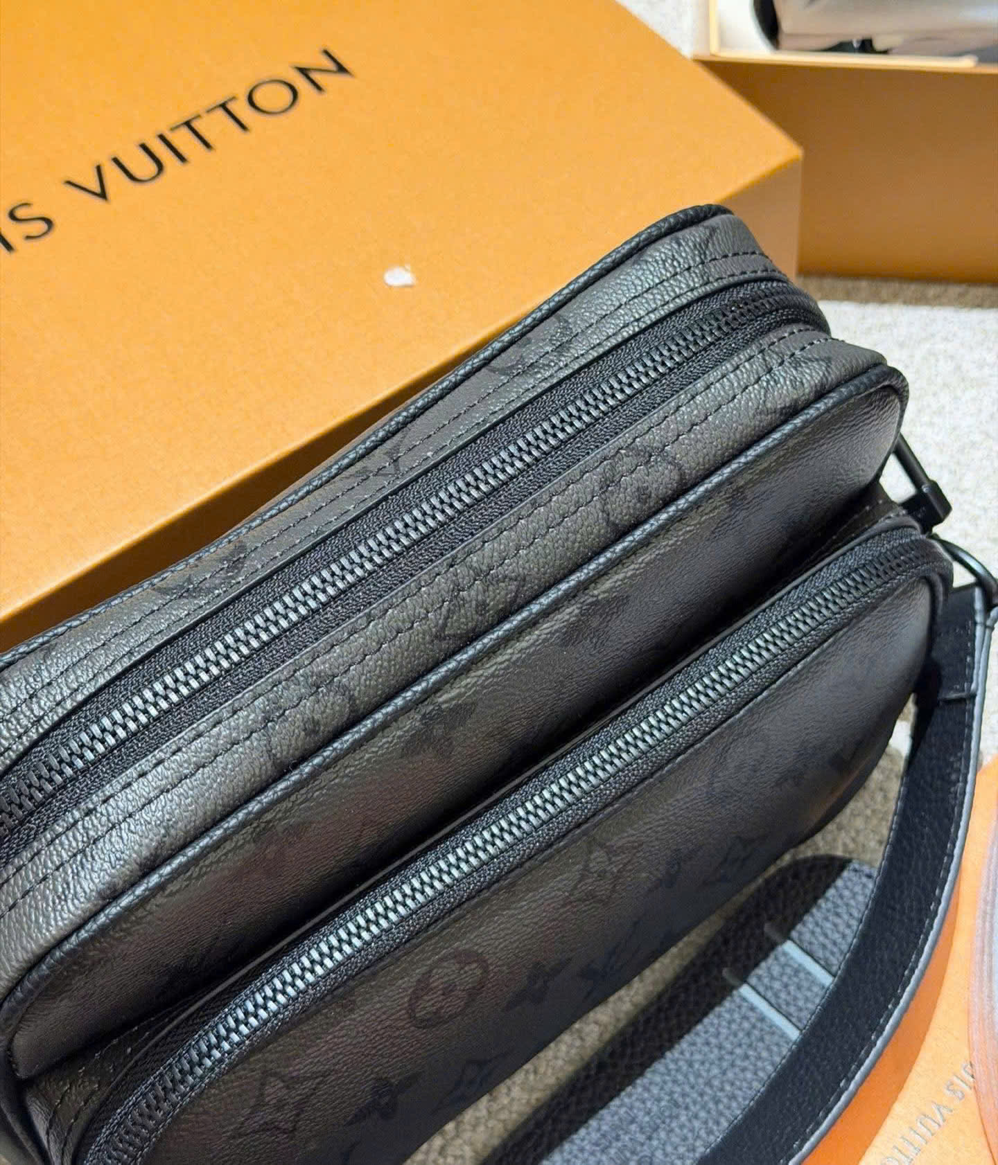 Túi đeo chéo Louis Vuitton Bag LV Monogram Archive Xám Like Auth 25x18x11 PLD