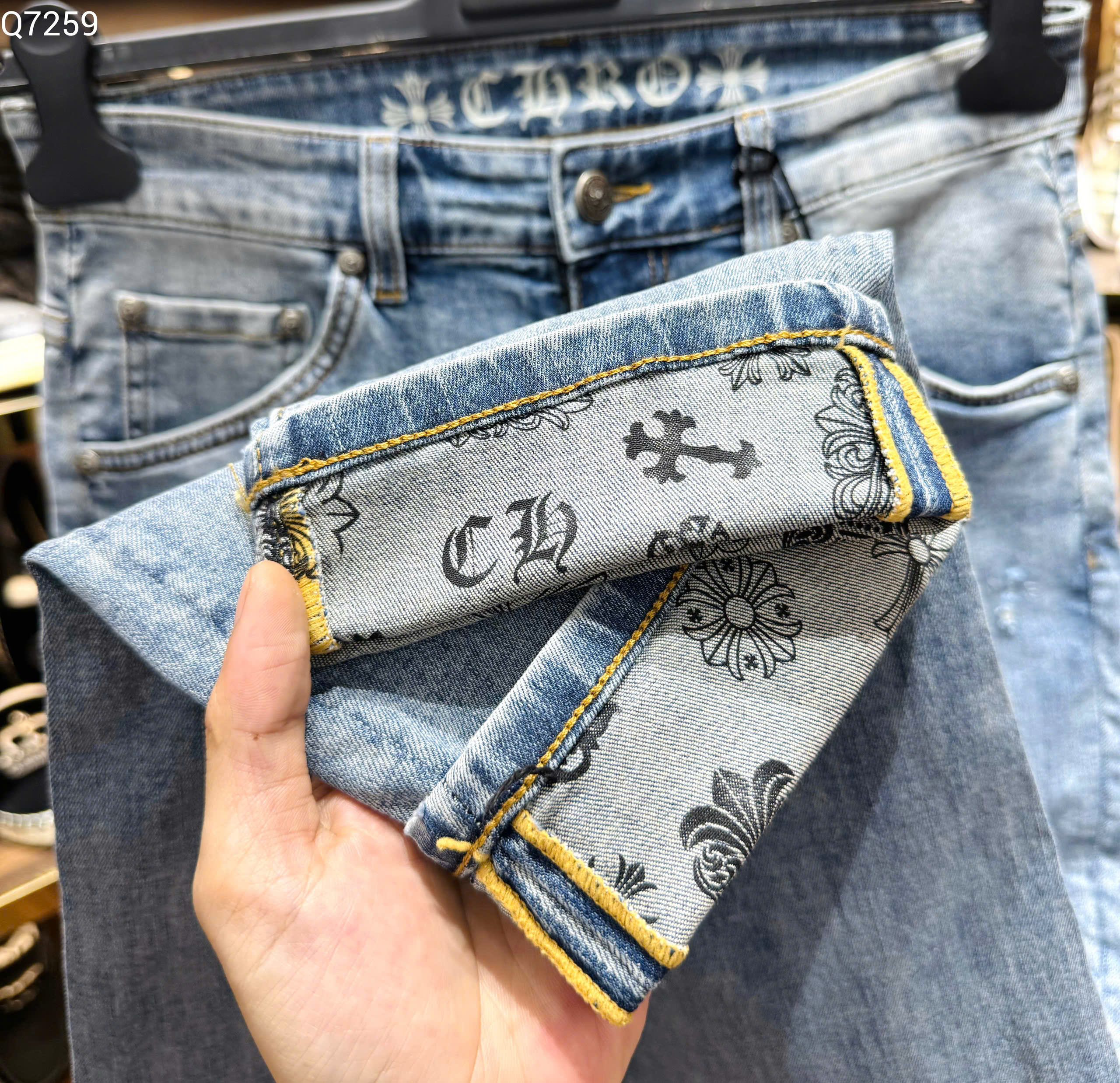 Quần Jean Chrome Heart CH Xanh nhạt rách mài họa tiết logo xắn gấu Like Auth on web MK