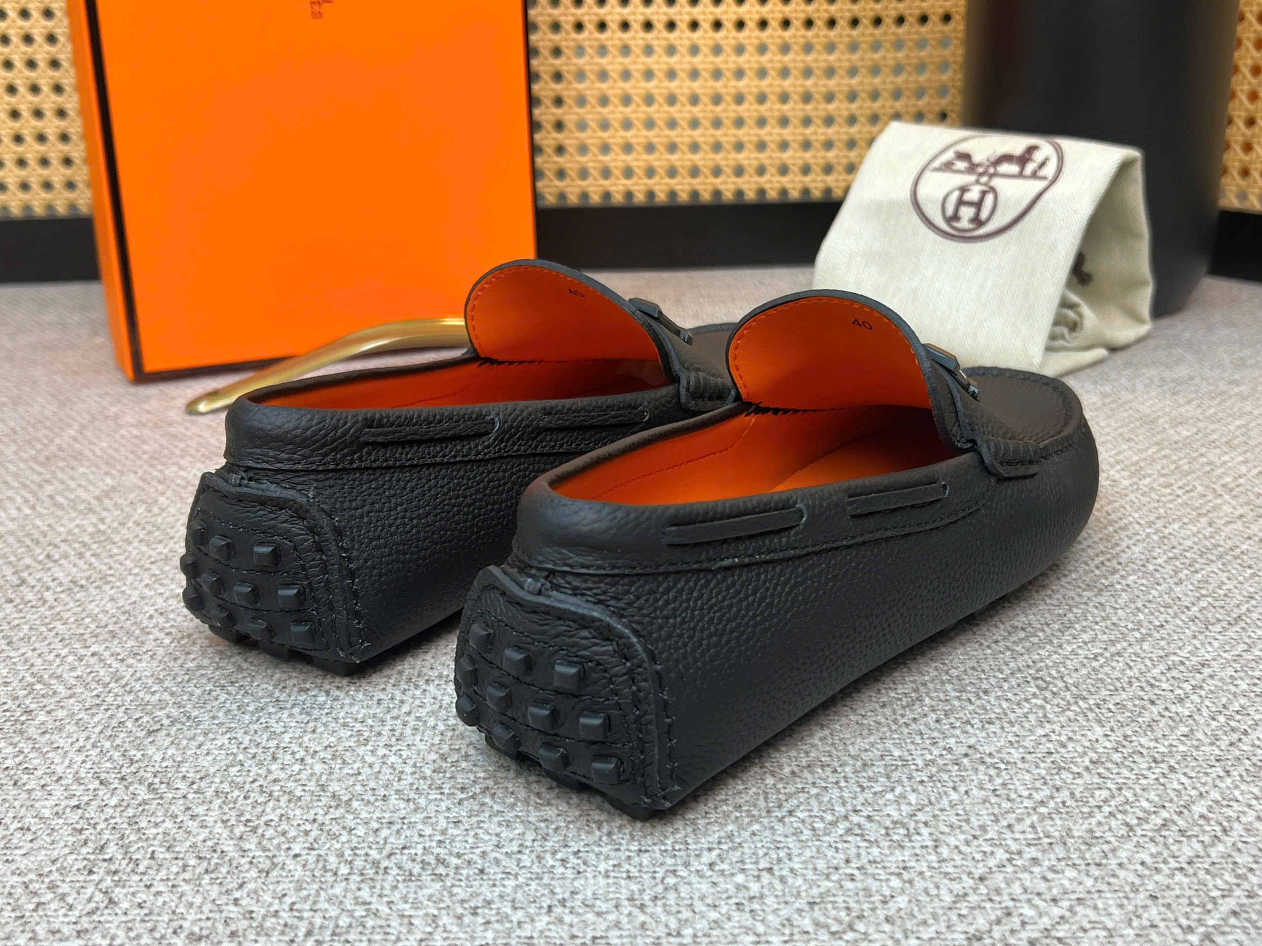 Giày moca Hermes HM Đen sần logo chữ H kim loại Đen Like Auth 38-43 VTN