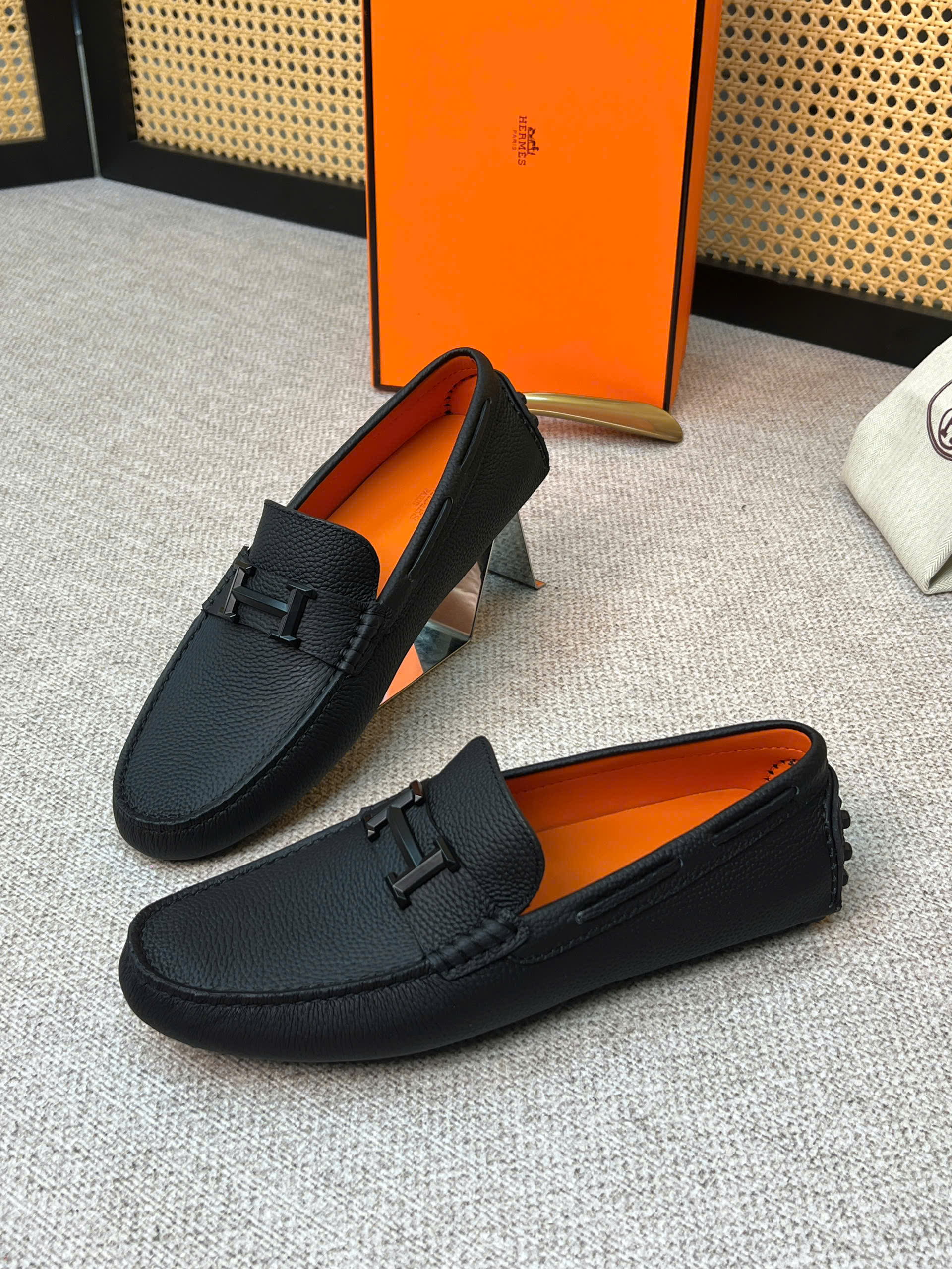 Giày moca Hermes HM Đen sần logo chữ H kim loại Đen Like Auth 38-43 VTN
