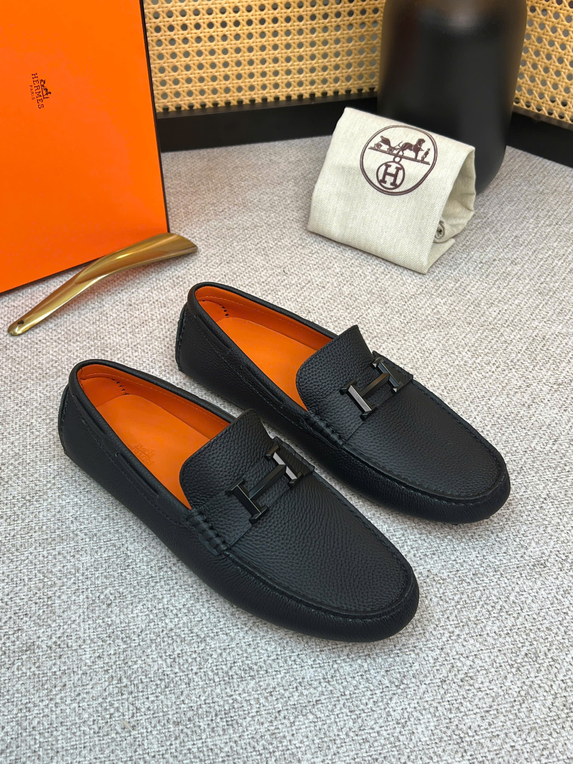 Giày moca Hermes HM Đen sần logo chữ H kim loại Đen Like Auth 38-43 VTN