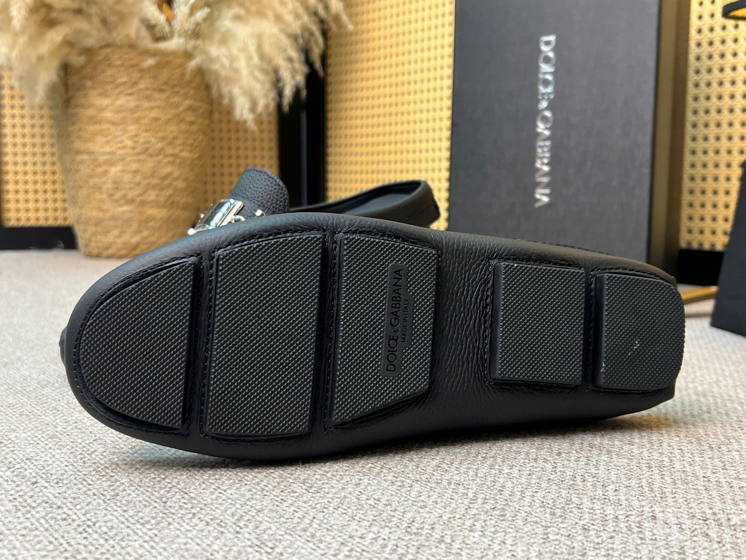 Giày sục Dolce Gabbana DG Đen sần logo tag vuông Like Auth 38-43 VTN