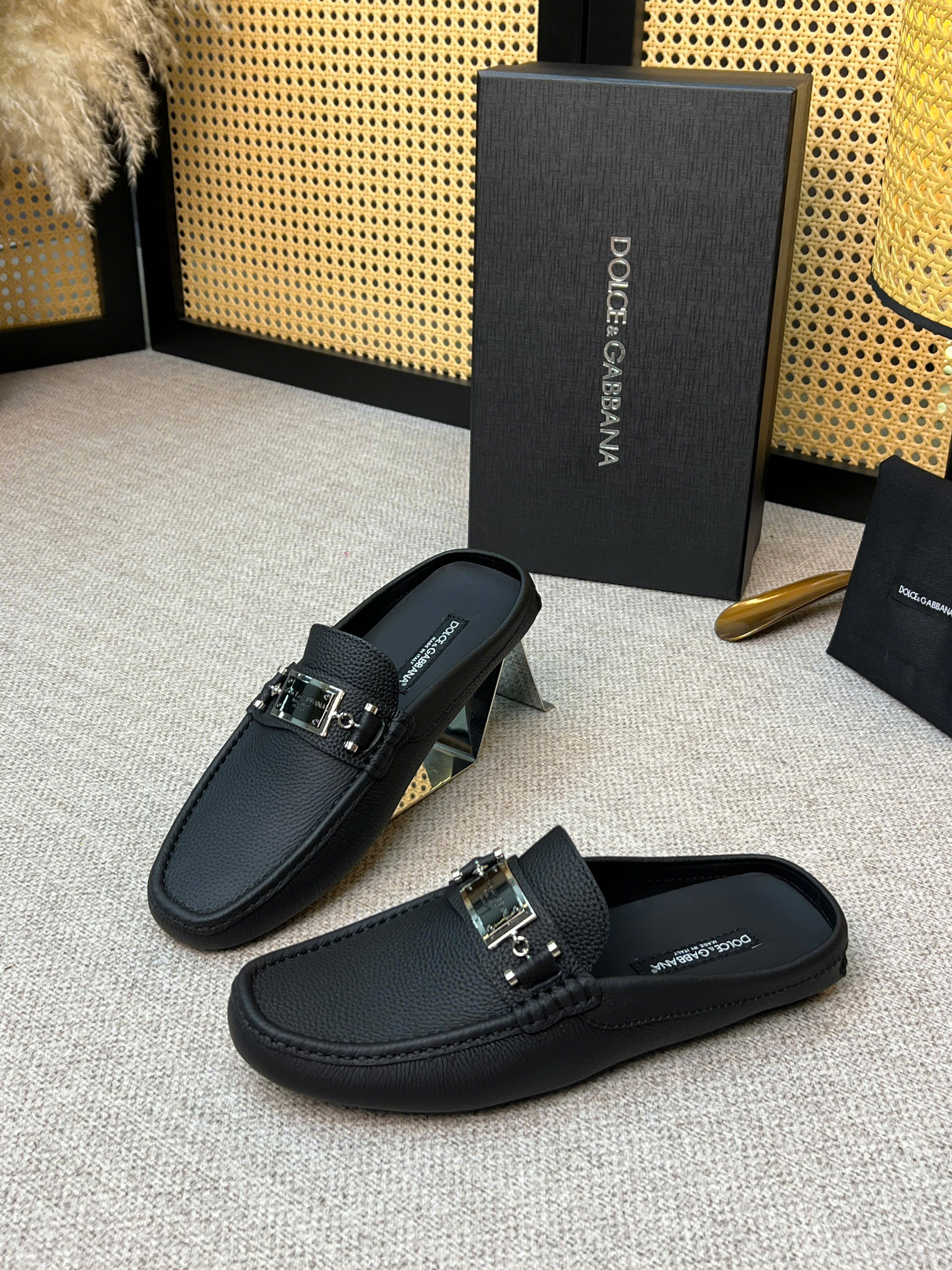 Giày sục Dolce Gabbana DG Đen sần logo tag vuông Like Auth 38-43 VTN