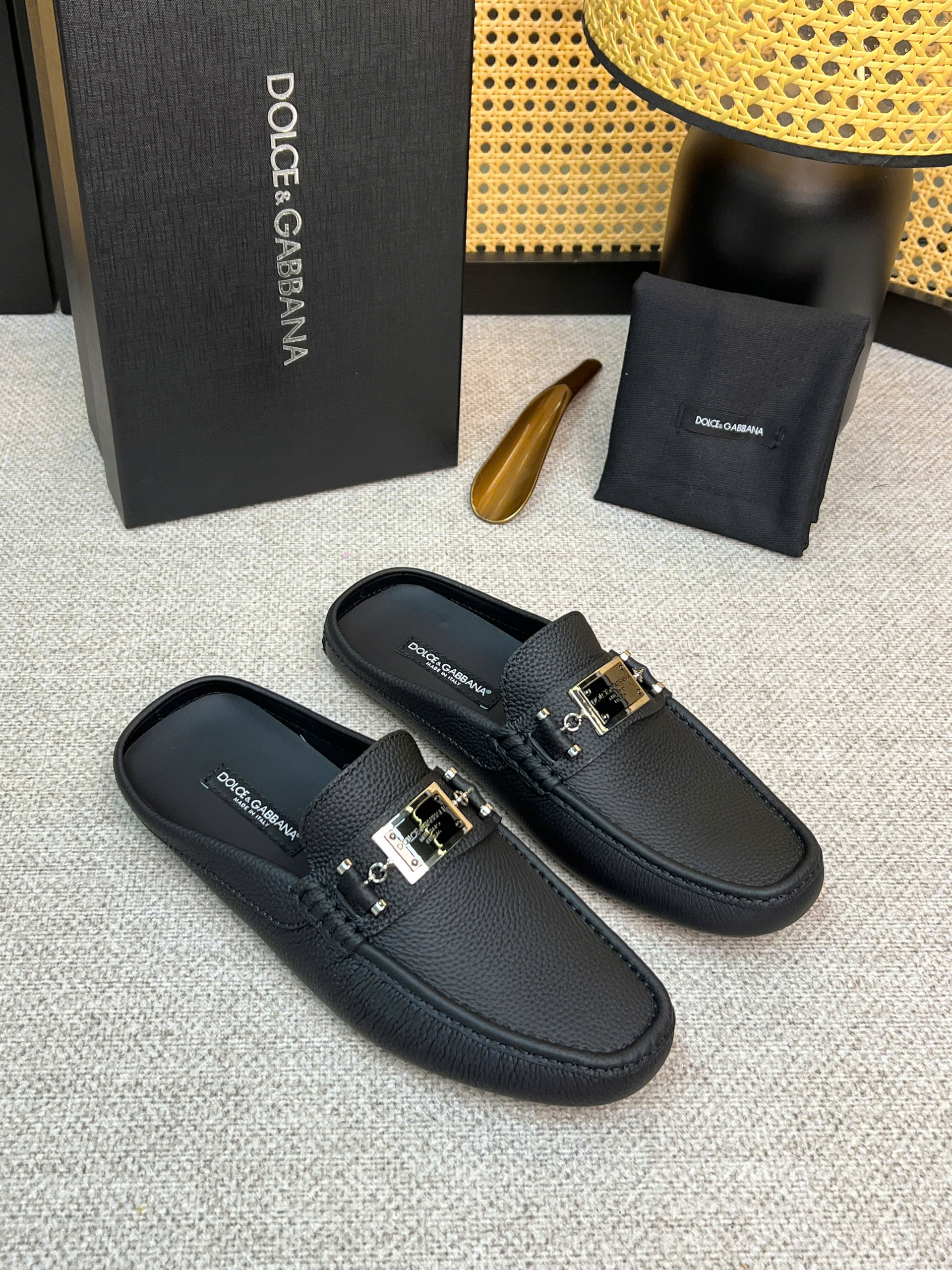 Giày sục Dolce Gabbana DG Đen sần logo tag vuông Like Auth 38-43 VTN