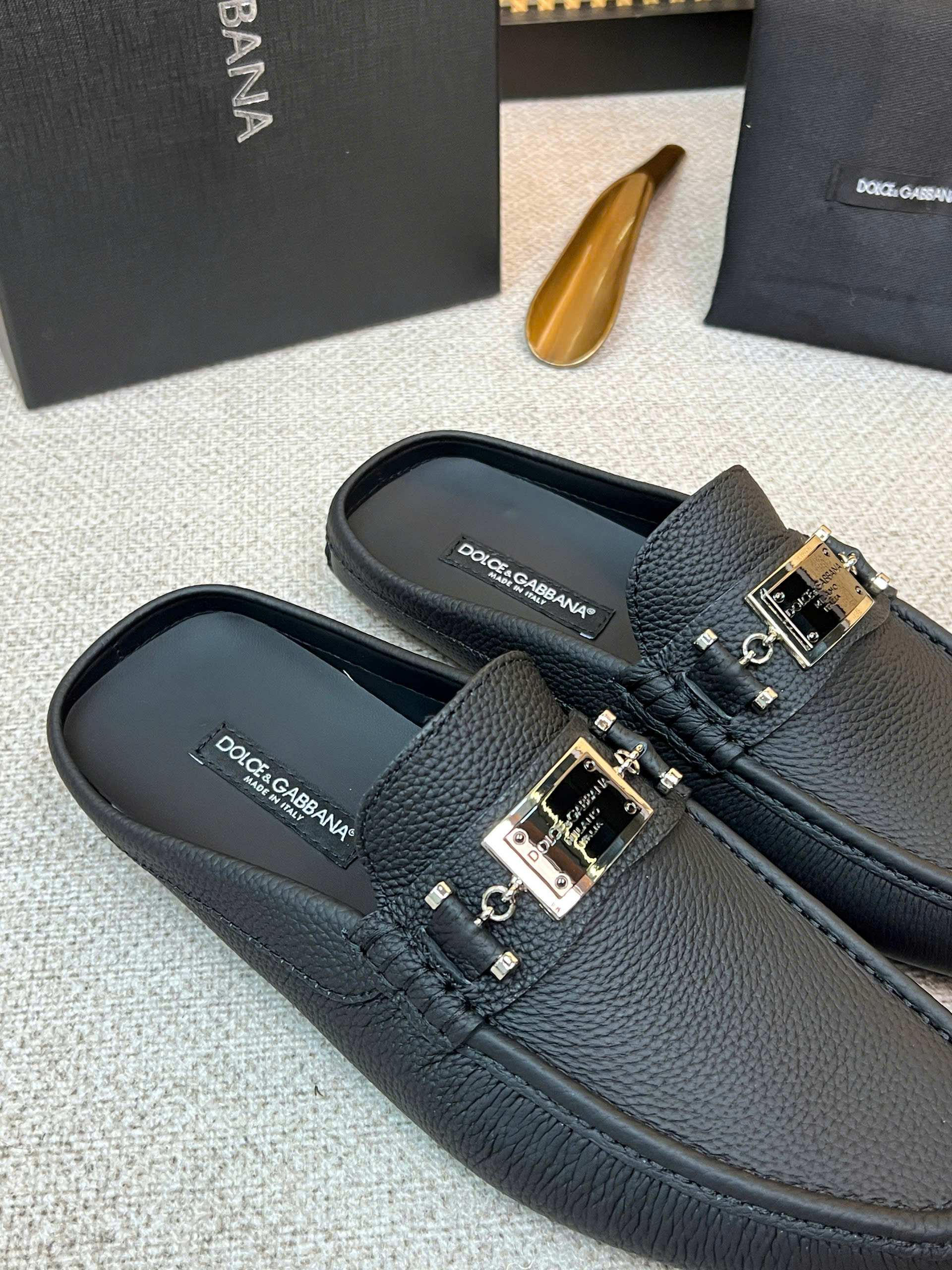Giày sục Dolce Gabbana DG Đen sần logo tag vuông Like Auth 38-43 VTN