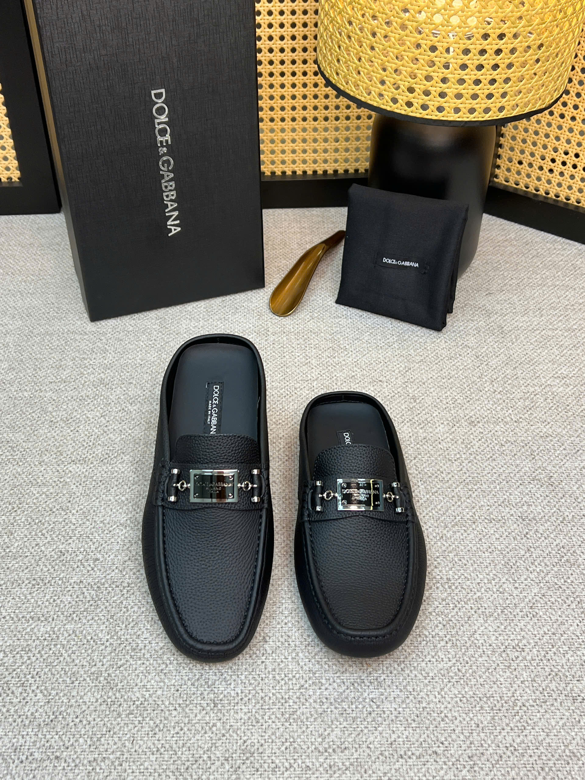 Giày sục Dolce Gabbana DG Đen sần logo tag vuông Like Auth 38-43 VTN