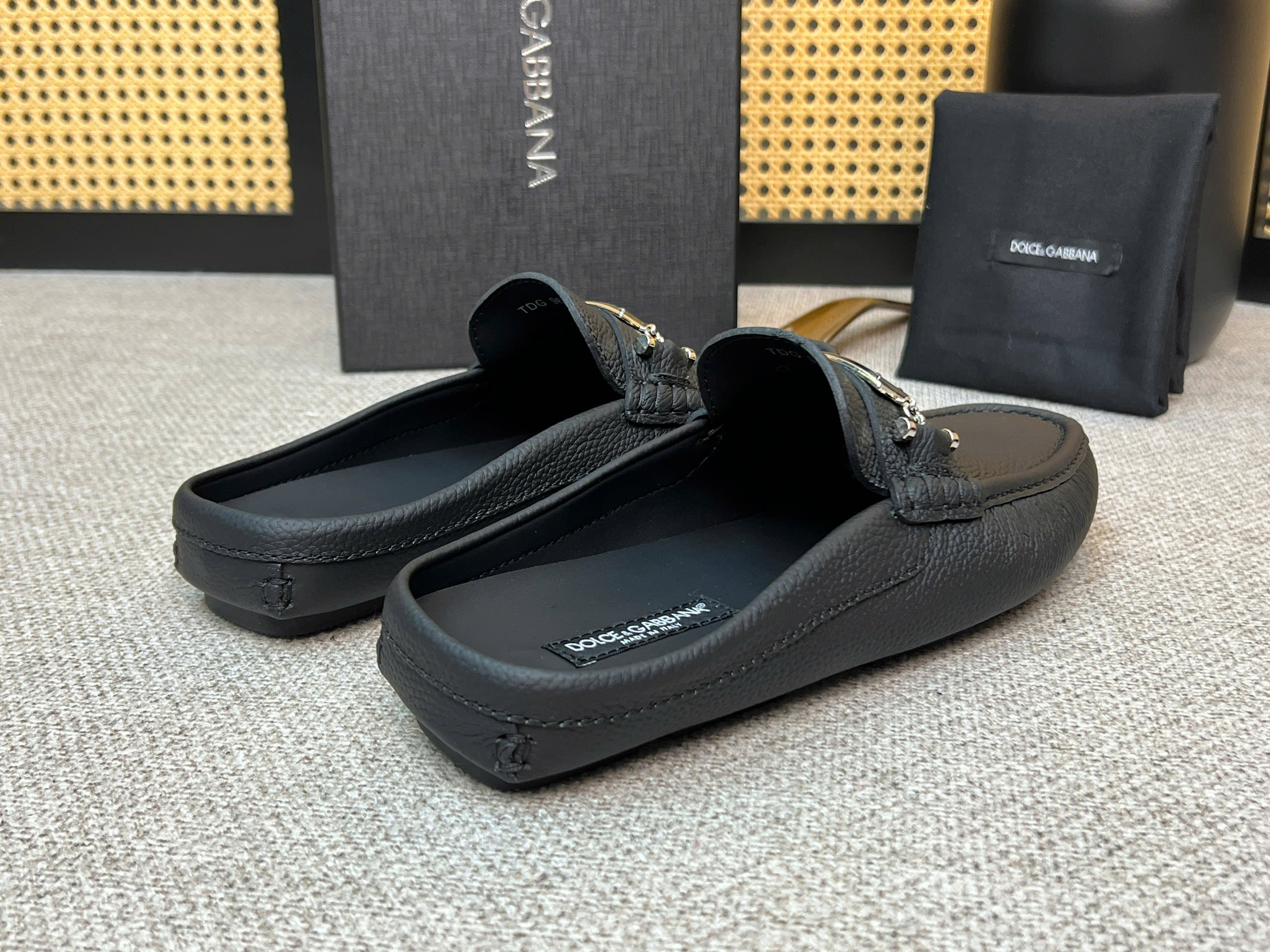 Giày sục Dolce Gabbana DG Đen sần logo tag vuông Like Auth 38-43 VTN