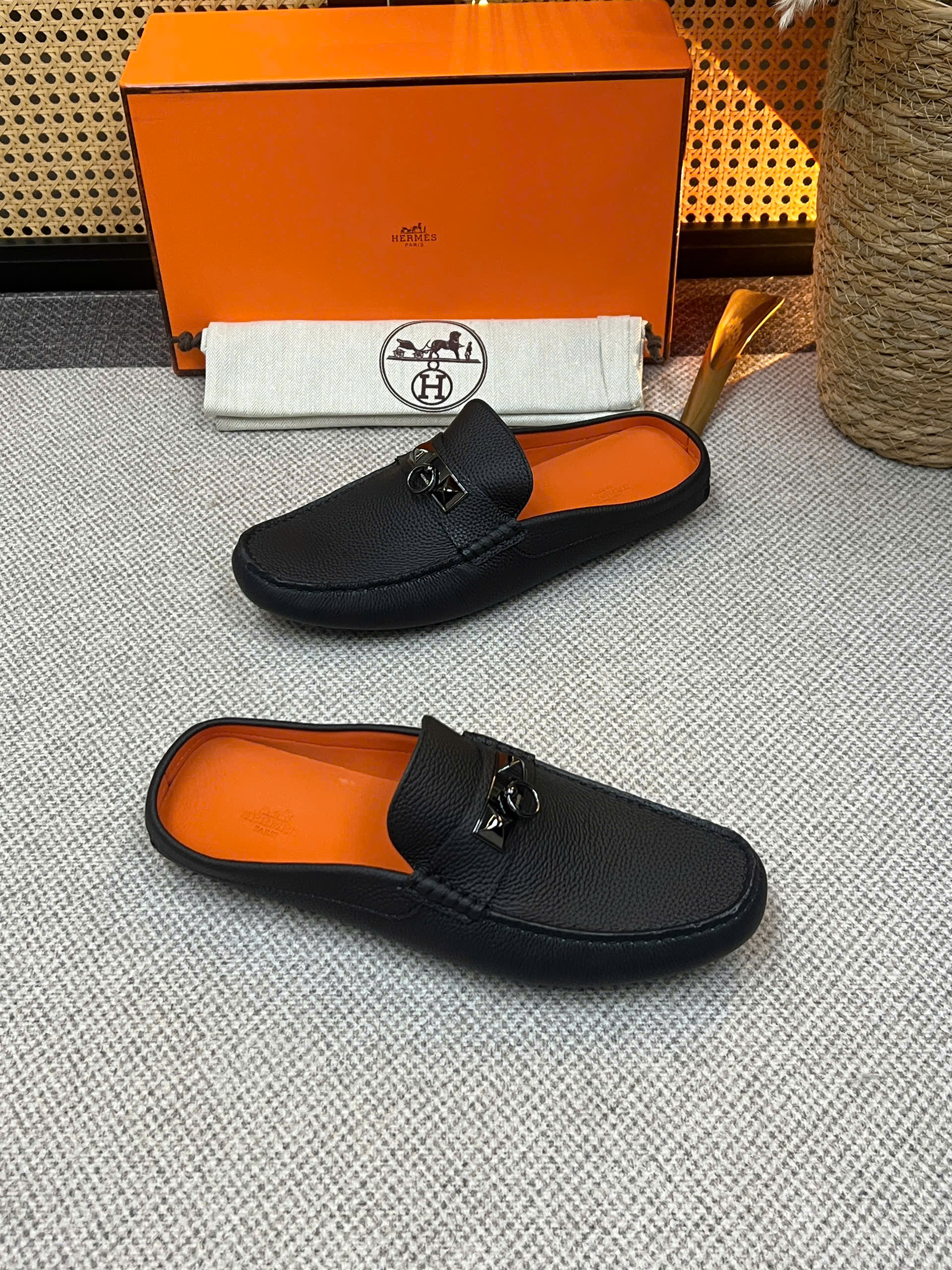 Giày sục Hermes HM Đen sần tag móc khóa Like Auth 38-43 VTN