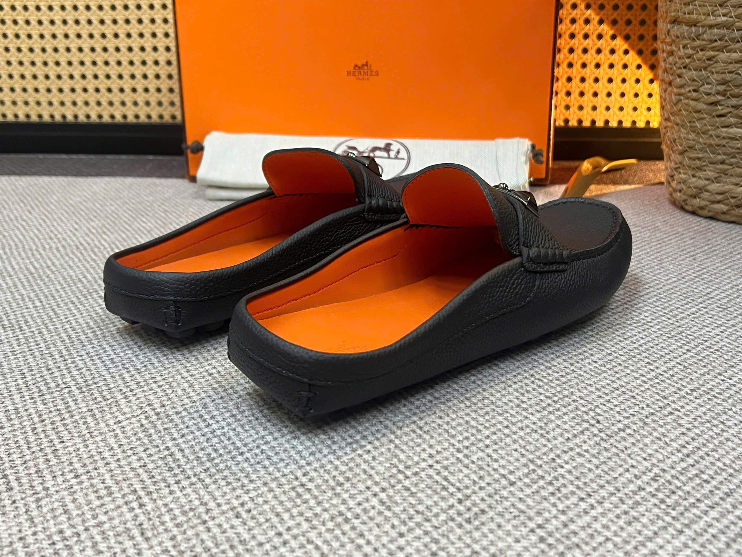 Giày sục Hermes HM Đen sần tag móc khóa Like Auth 38-43 VTN