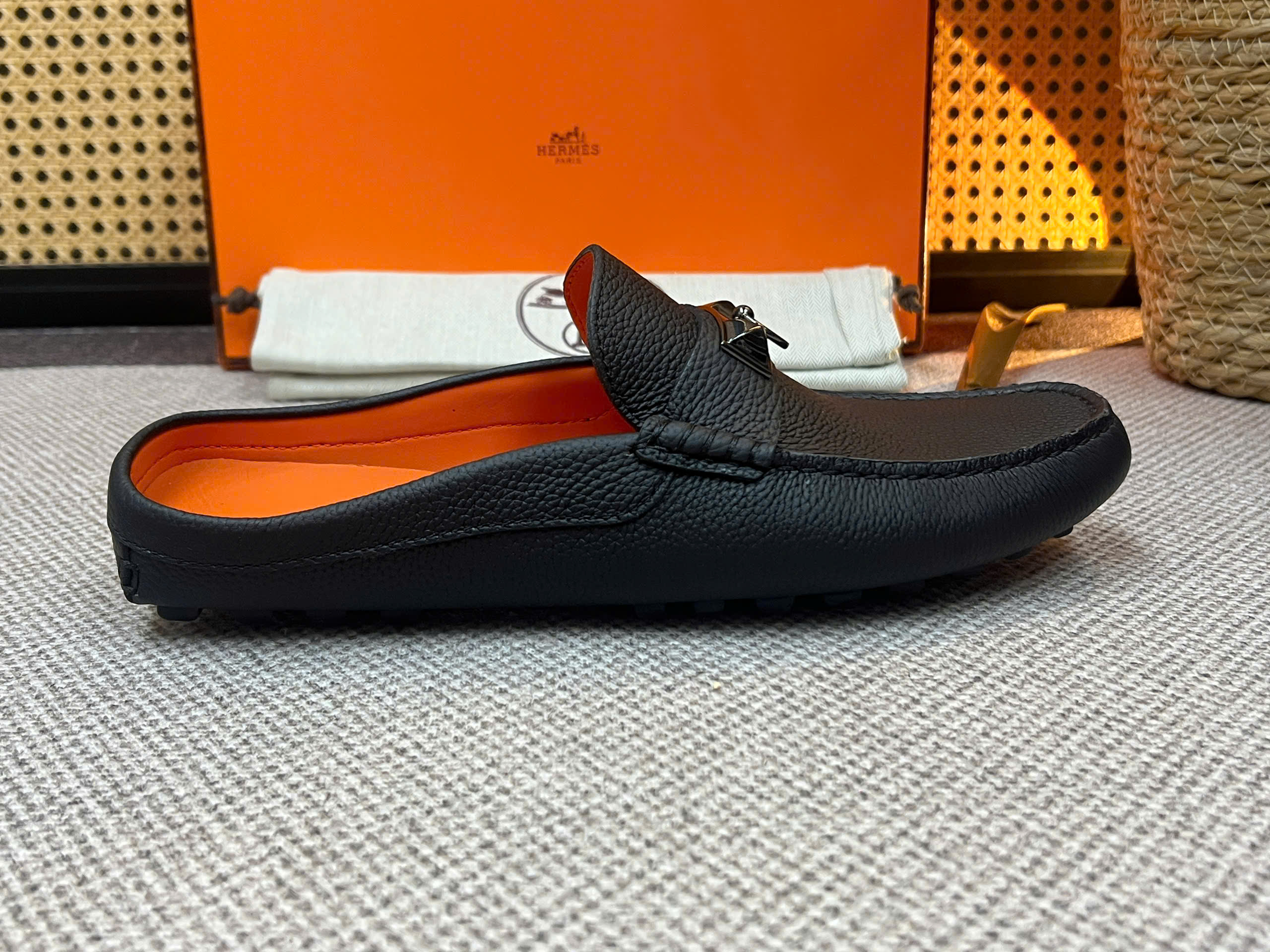 Giày sục Hermes HM Đen sần tag móc khóa Like Auth 38-43 VTN