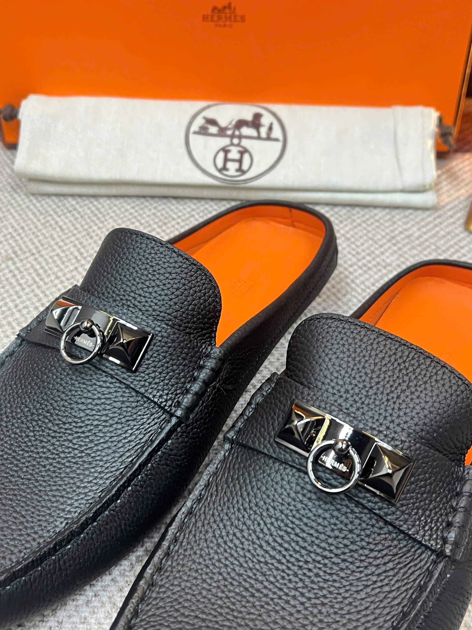 Giày sục Hermes HM Đen sần tag móc khóa Like Auth 38-43 VTN