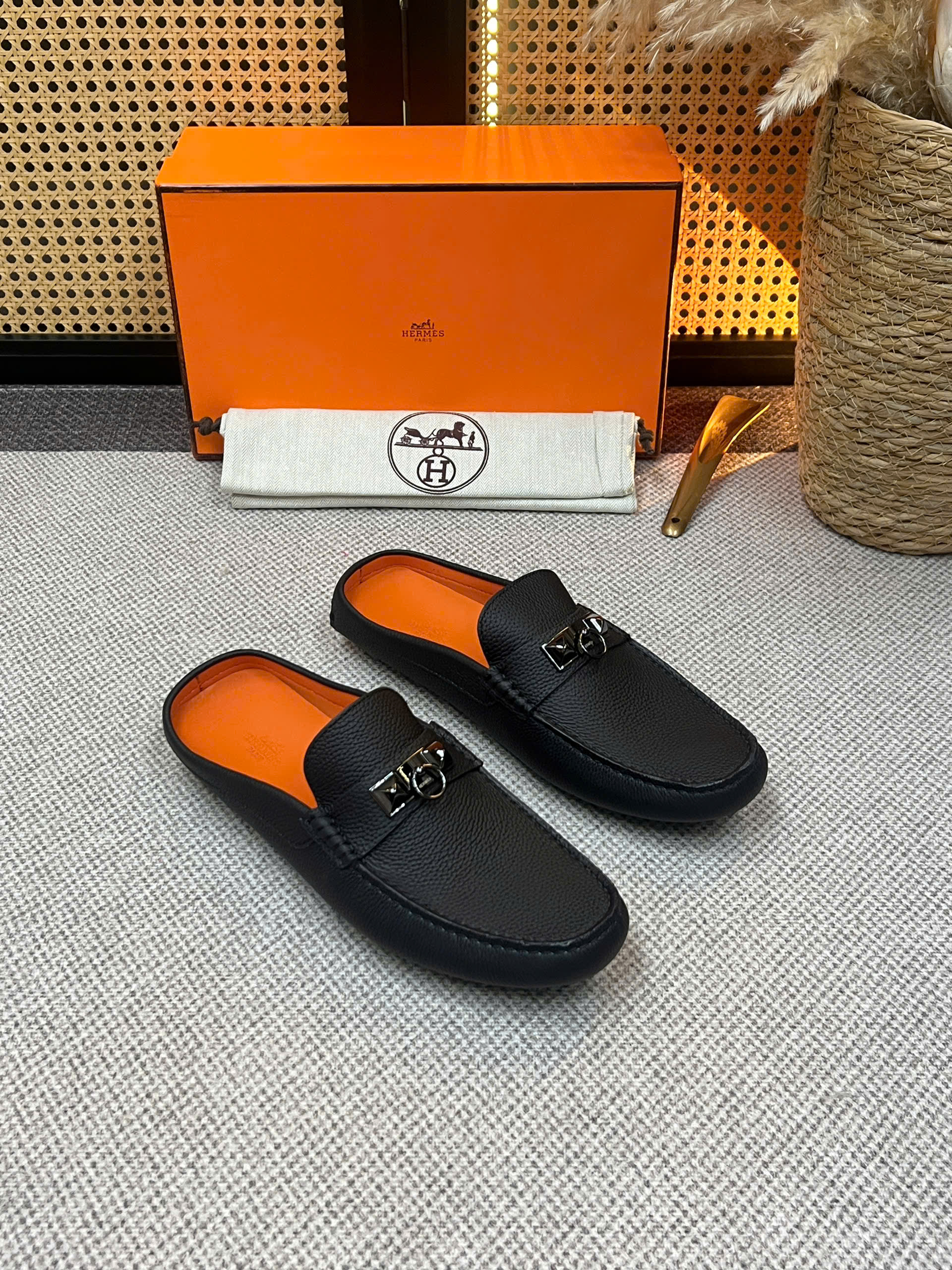 Giày sục Hermes HM Đen sần tag móc khóa Like Auth 38-43 VTN
