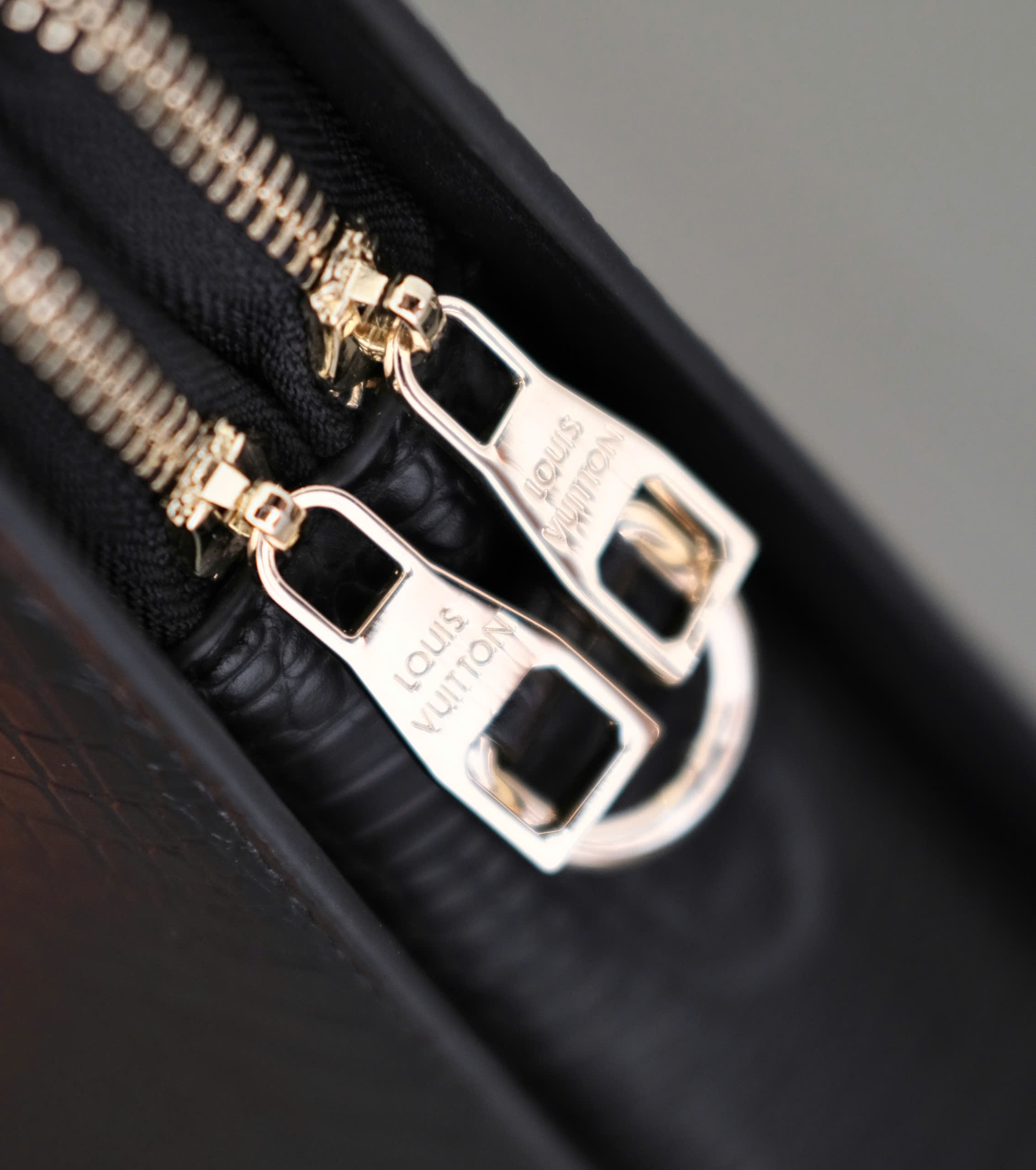 Túi cặp xách tay Louis Vuitton tag LV bạc Đen lỳ da cái sấu Like Auth 38x29x7 DDT
