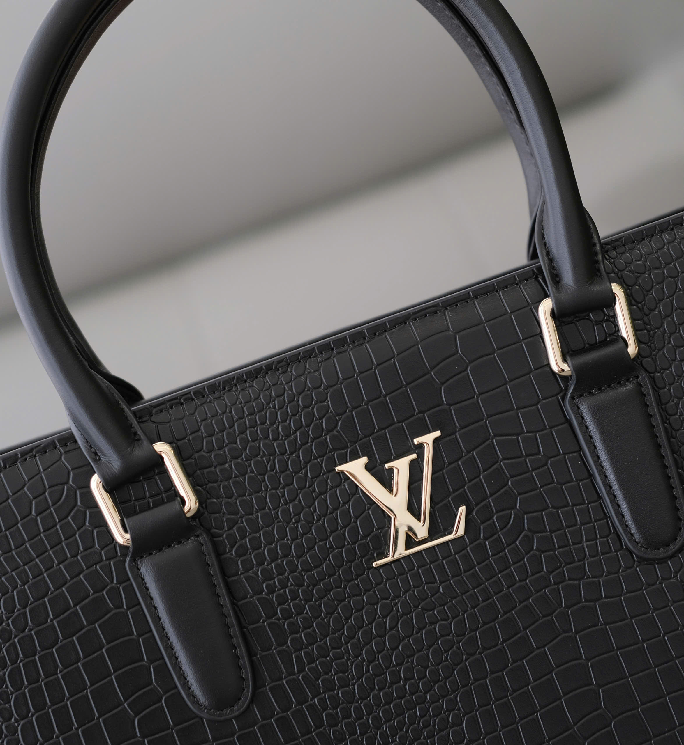 Túi cặp xách tay Louis Vuitton tag LV bạc Đen lỳ da cái sấu Like Auth 38x29x7 DDT