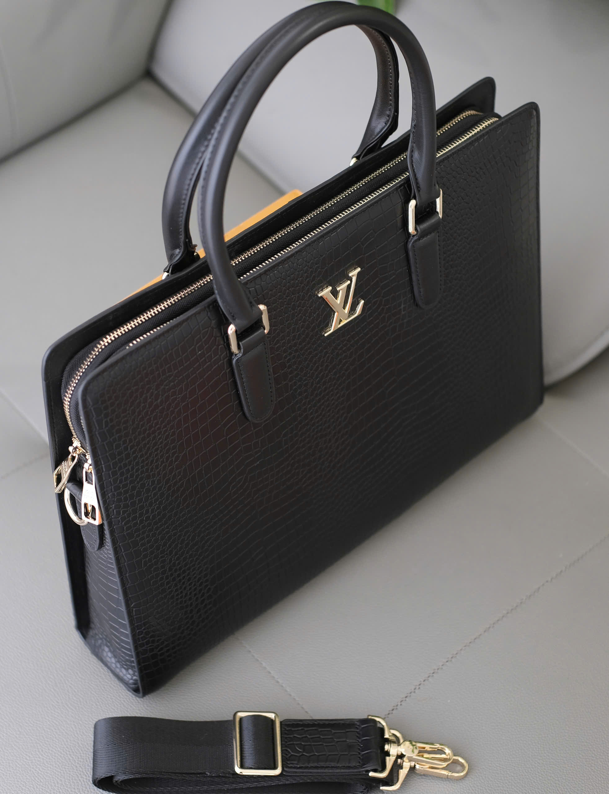 Túi cặp xách tay Louis Vuitton tag LV bạc Đen lỳ da cái sấu Like Auth 38x29x7 DDT