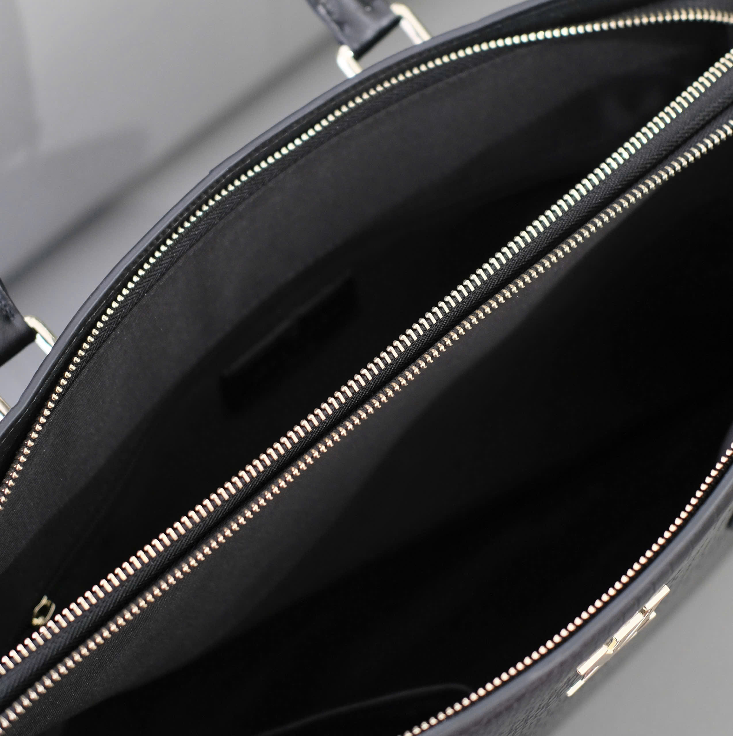 Túi cặp xách tay Louis Vuitton tag LV bạc Đen lỳ da cái sấu Like Auth 38x29x7 DDT
