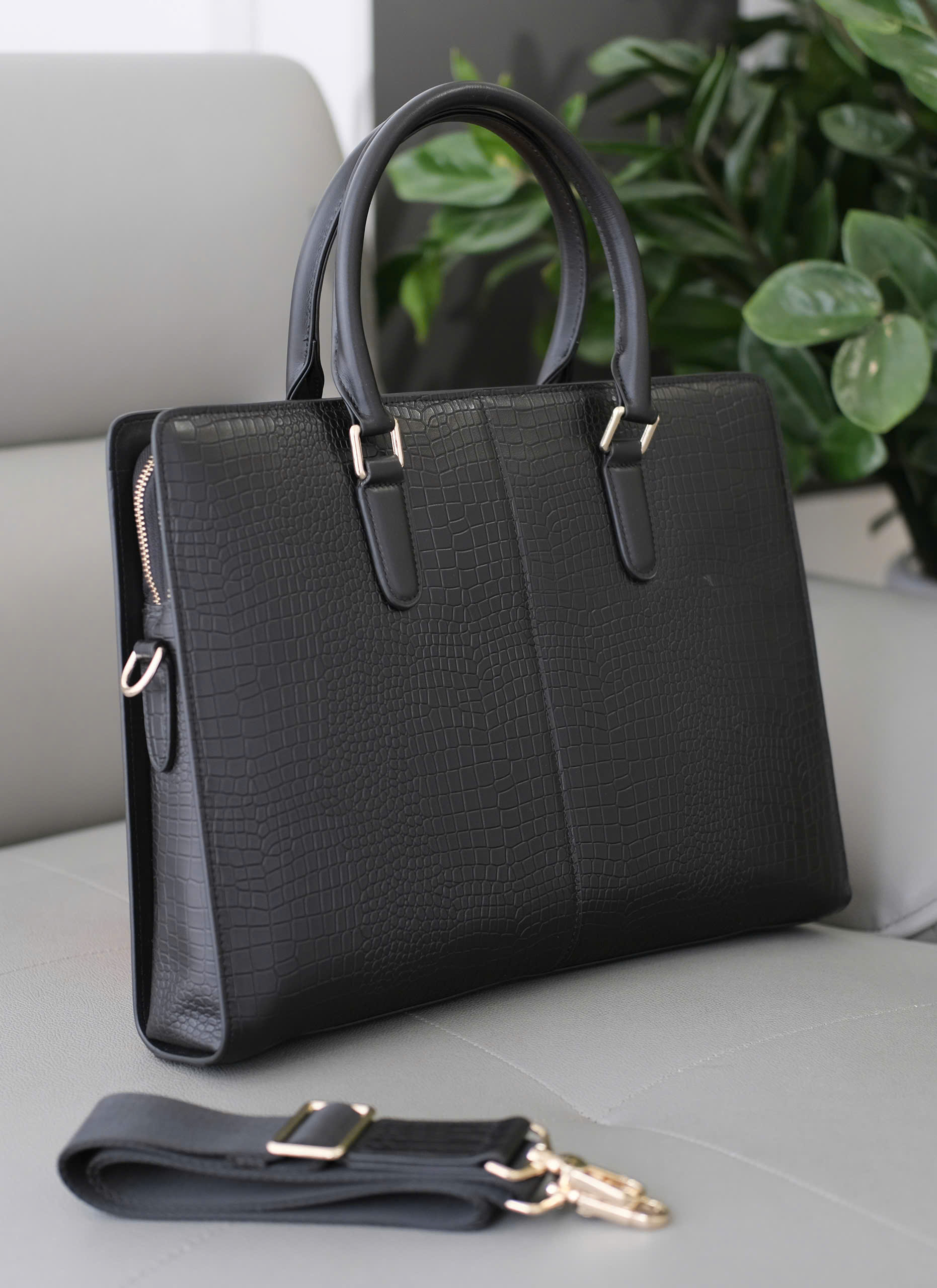 Túi cặp xách tay Louis Vuitton tag LV bạc Đen lỳ da cái sấu Like Auth 38x29x7 DDT