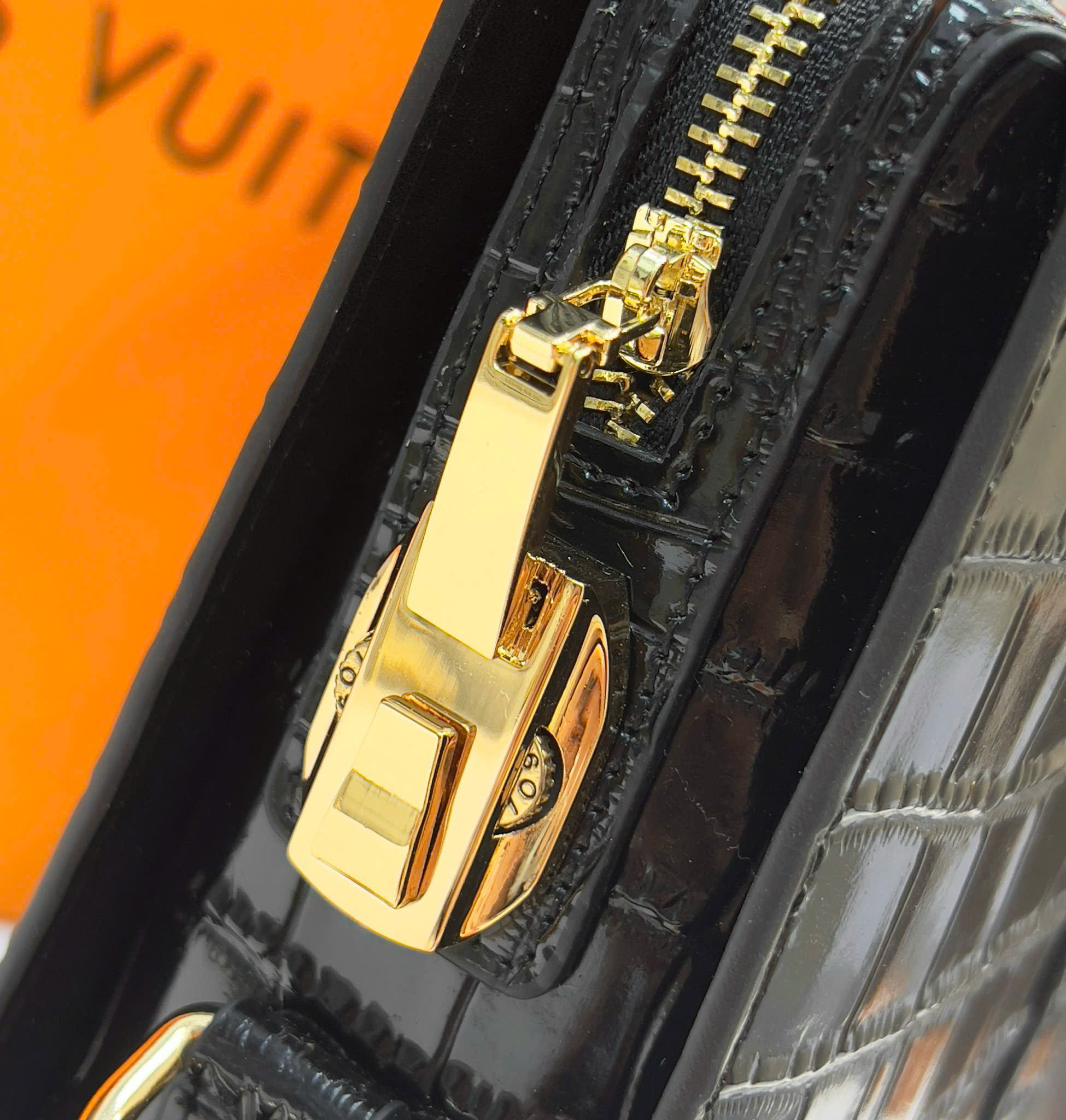 Túi cặp xách tay Louis Vuitton tag LV Vàng Đen lỳ mix da Cá Sấu Like Auth 38x28x7 DDT