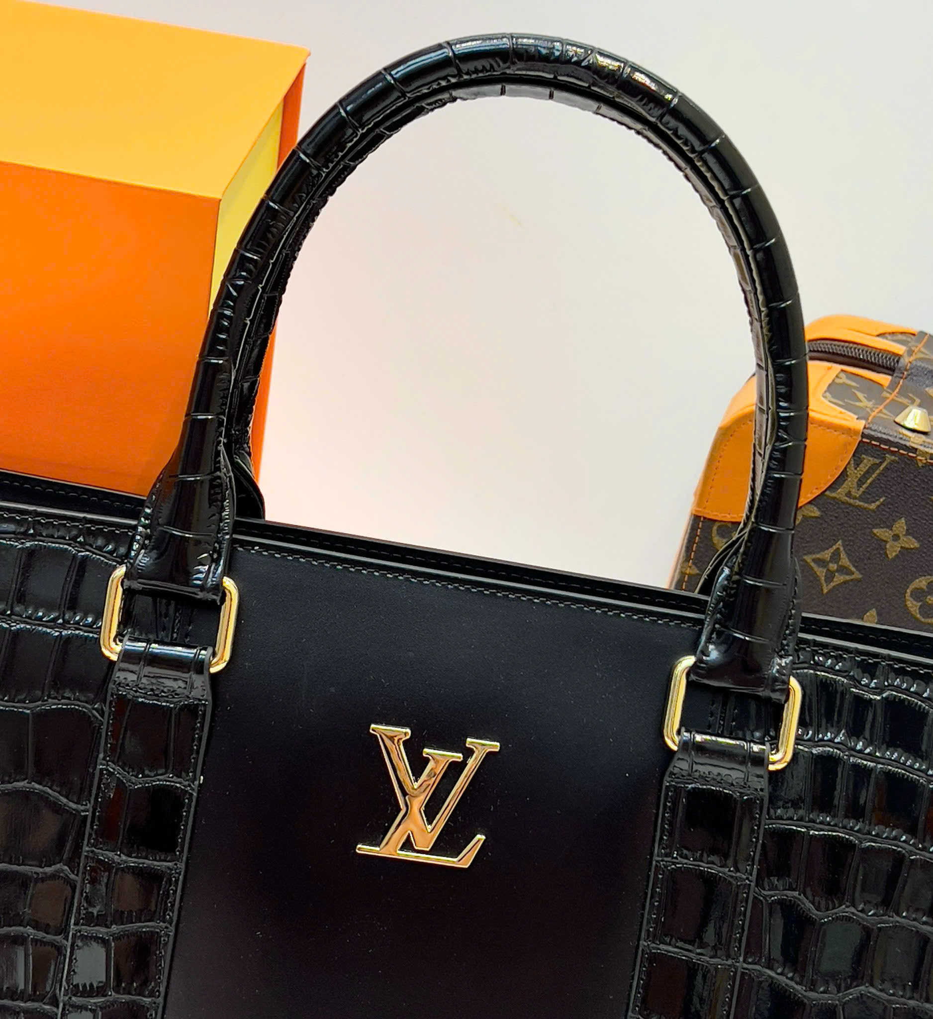Túi cặp xách tay Louis Vuitton tag LV Vàng Đen lỳ mix da Cá Sấu Like Auth 38x28x7 DDT
