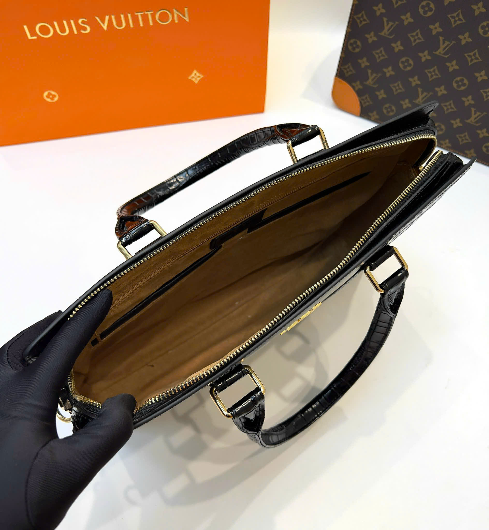Túi cặp xách tay Louis Vuitton tag LV Vàng Đen lỳ mix da Cá Sấu Like Auth 38x28x7 DDT