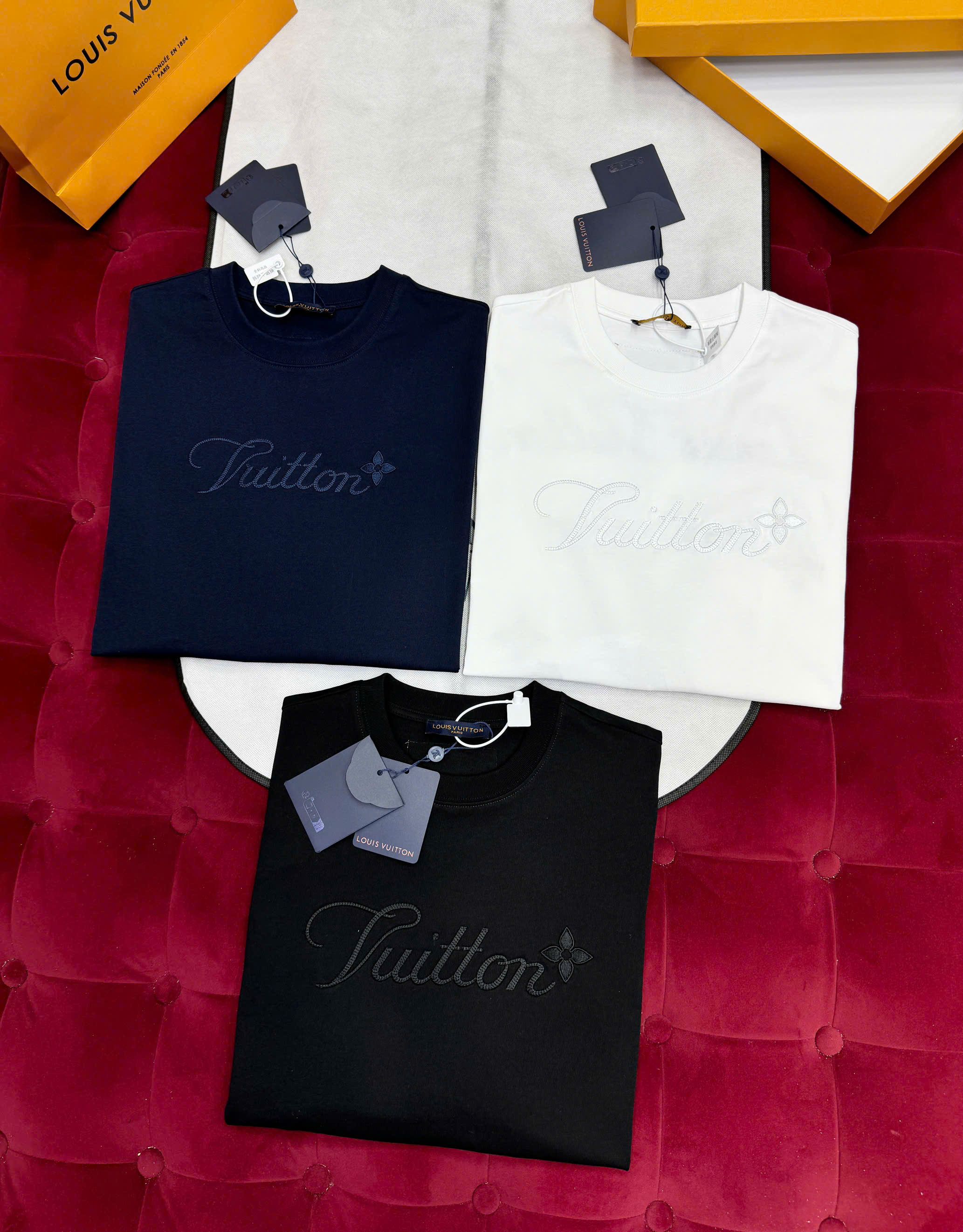 Áo phông T shirt Louis Vuitton LV logo thêu nổi lưng ngực Like Auth S-L CD