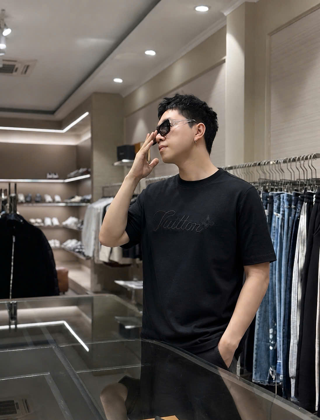 Áo phông T shirt Louis Vuitton LV logo thêu nổi lưng ngực Like Auth S-L CD