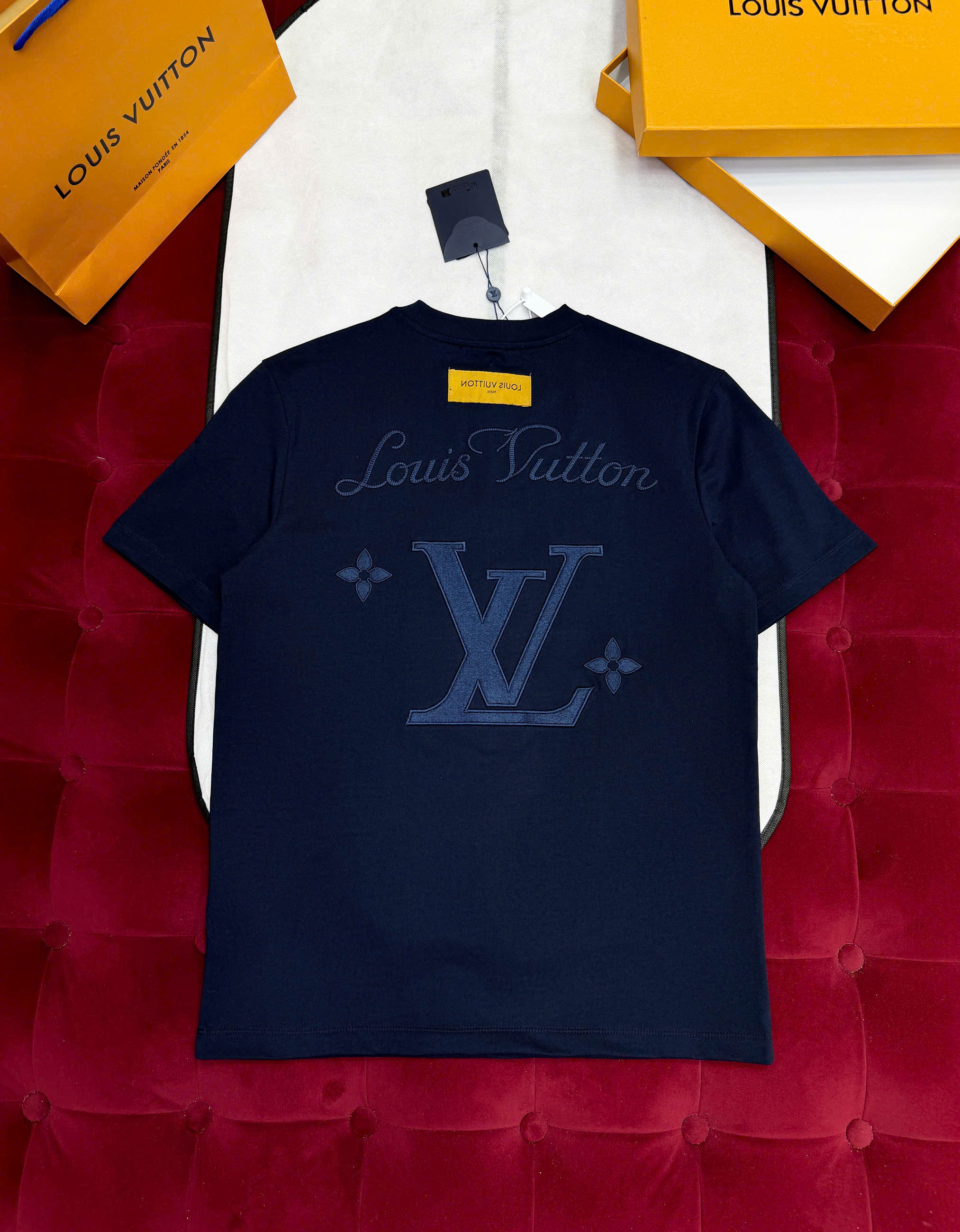 Áo phông T shirt Louis Vuitton LV logo thêu nổi lưng ngực Like Auth S-L CD