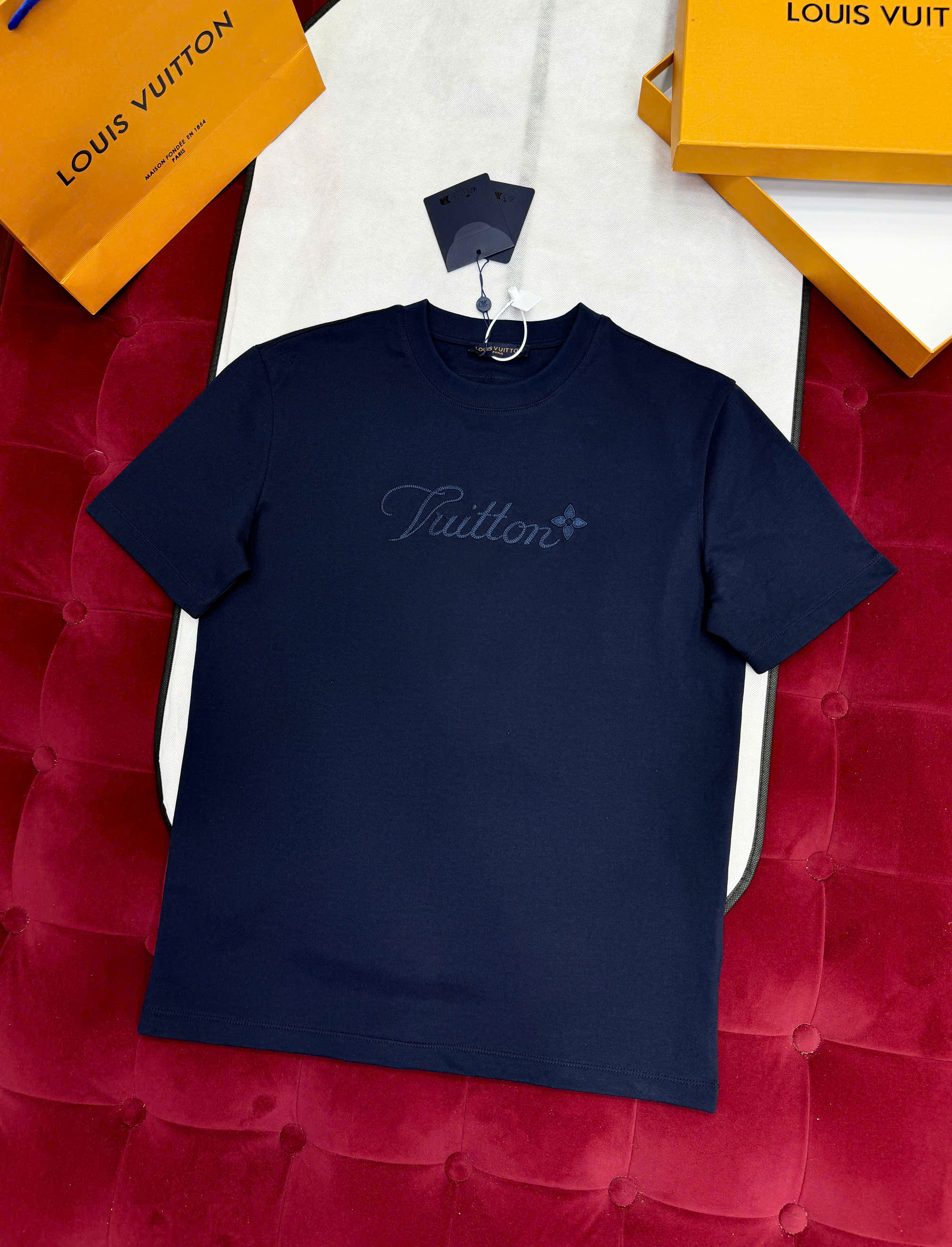 Áo phông T shirt Louis Vuitton LV logo thêu nổi lưng ngực Like Auth S-L CD