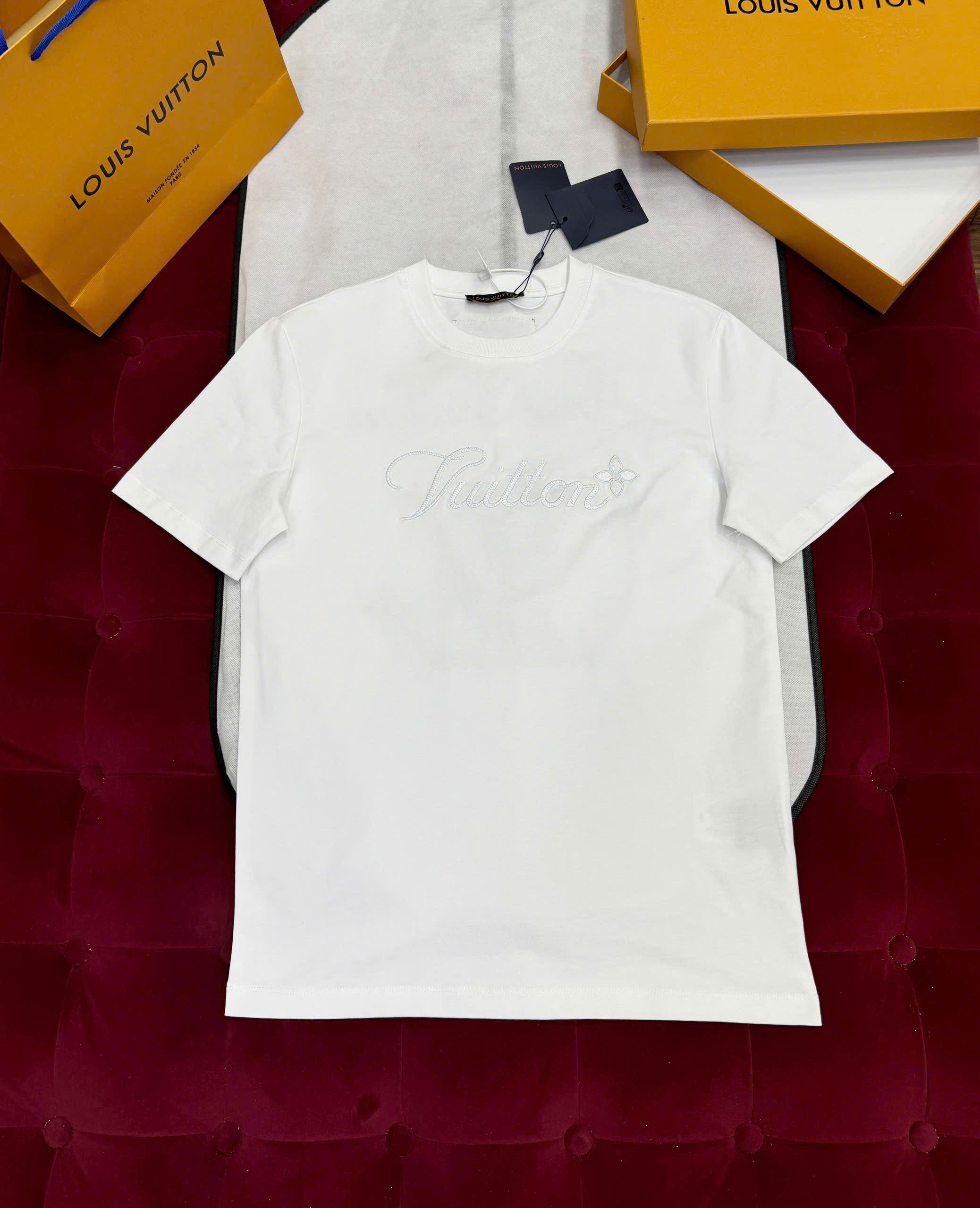 Áo phông T shirt Louis Vuitton LV logo thêu nổi lưng ngực Like Auth S-L CD