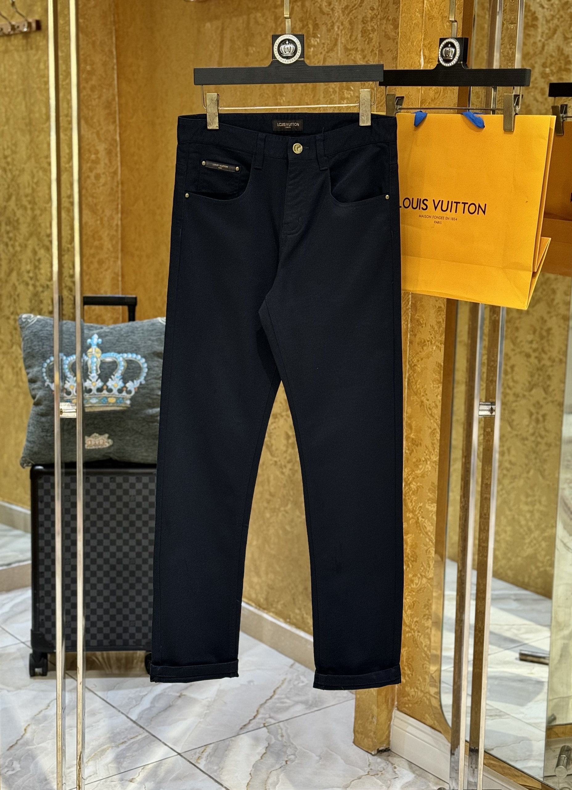 Quần Jean Louis Vuitton LV Đen trơn tem tag Nâu Like Auth on web CD