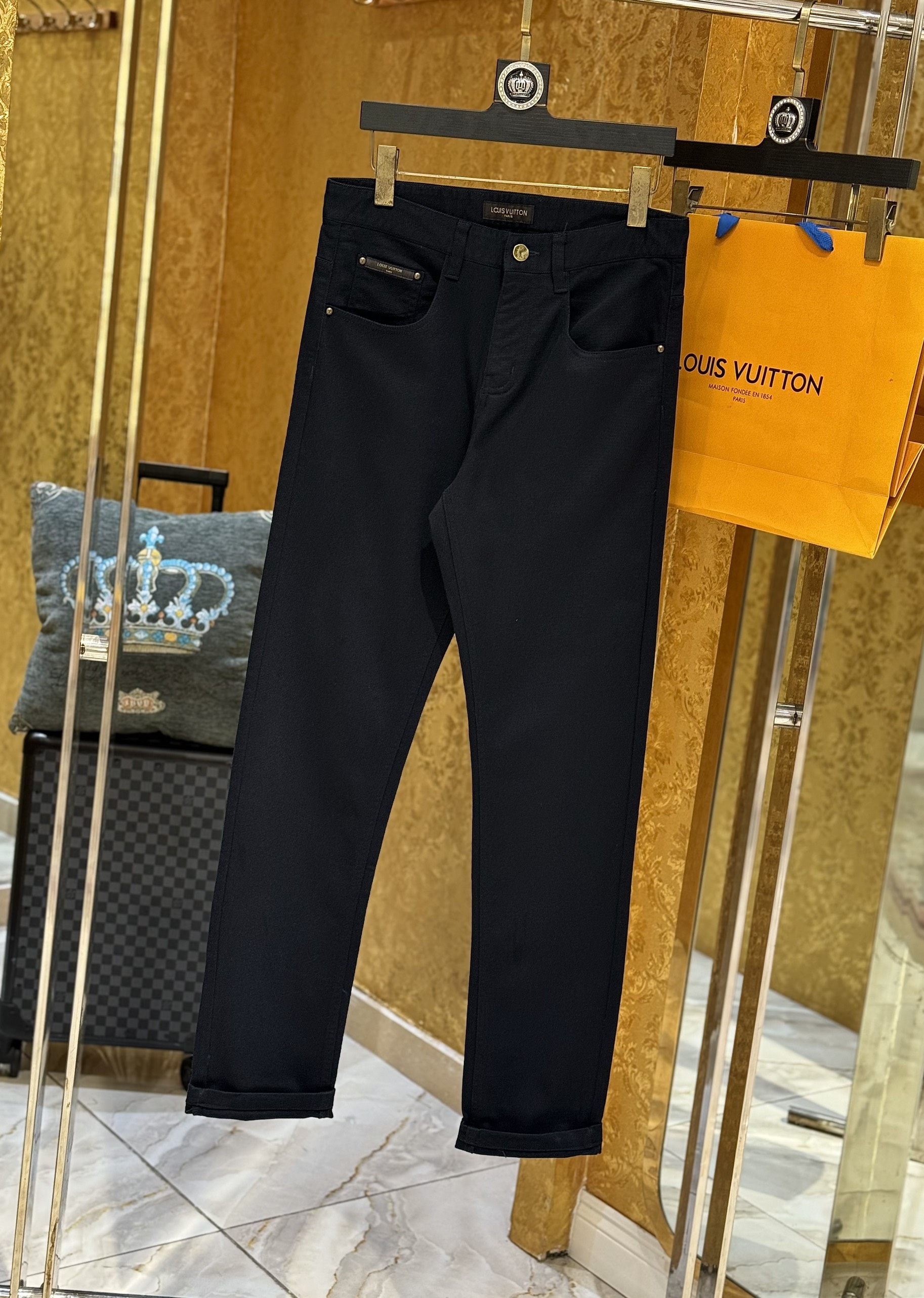 Quần Jean Louis Vuitton LV Đen trơn tem tag Nâu Like Auth on web CD