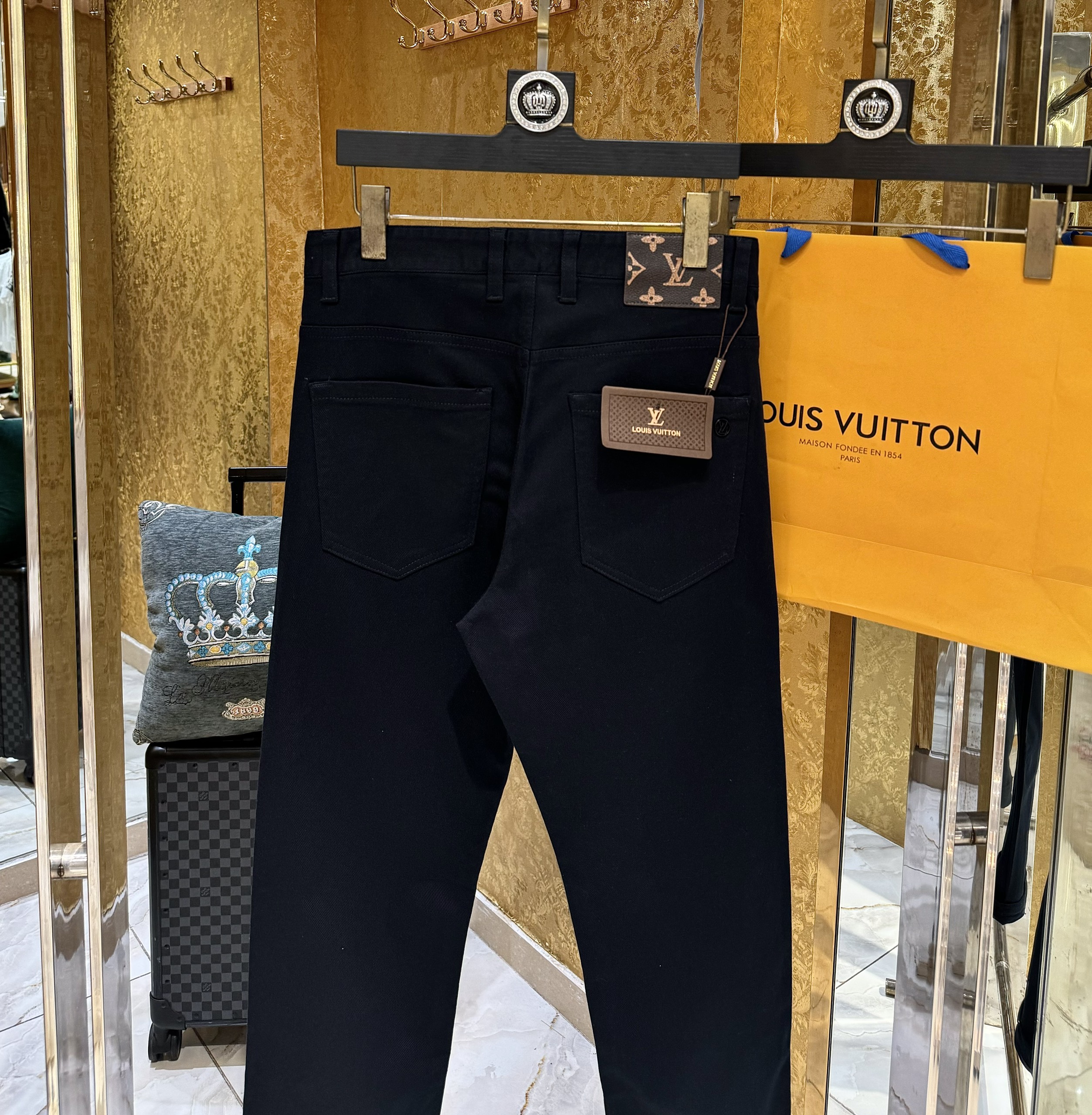 Quần Jean Louis Vuitton LV Đen trơn tem tag Nâu Like Auth on web CD