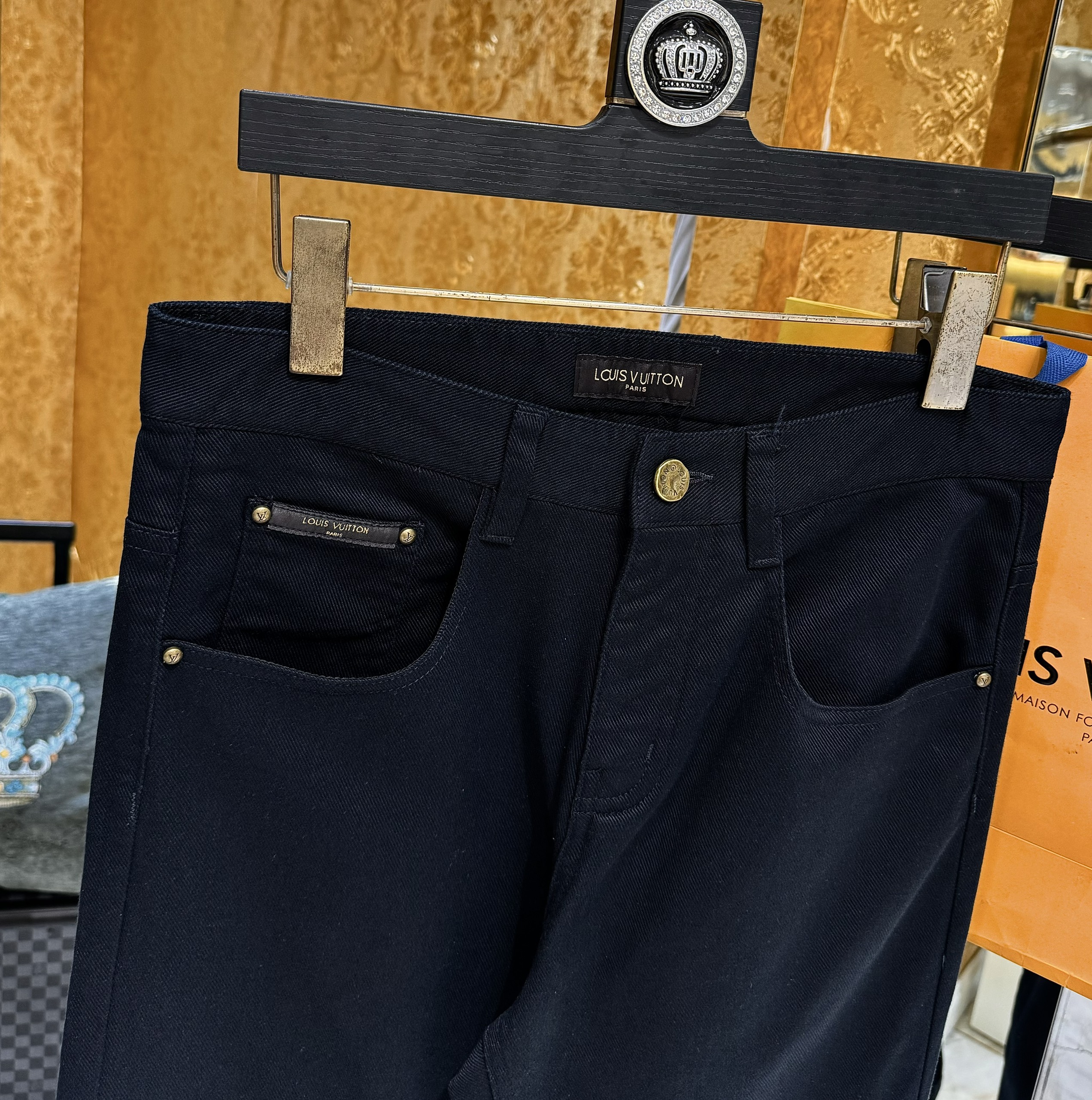 Quần Jean Louis Vuitton LV Đen trơn tem tag Nâu Like Auth on web CD