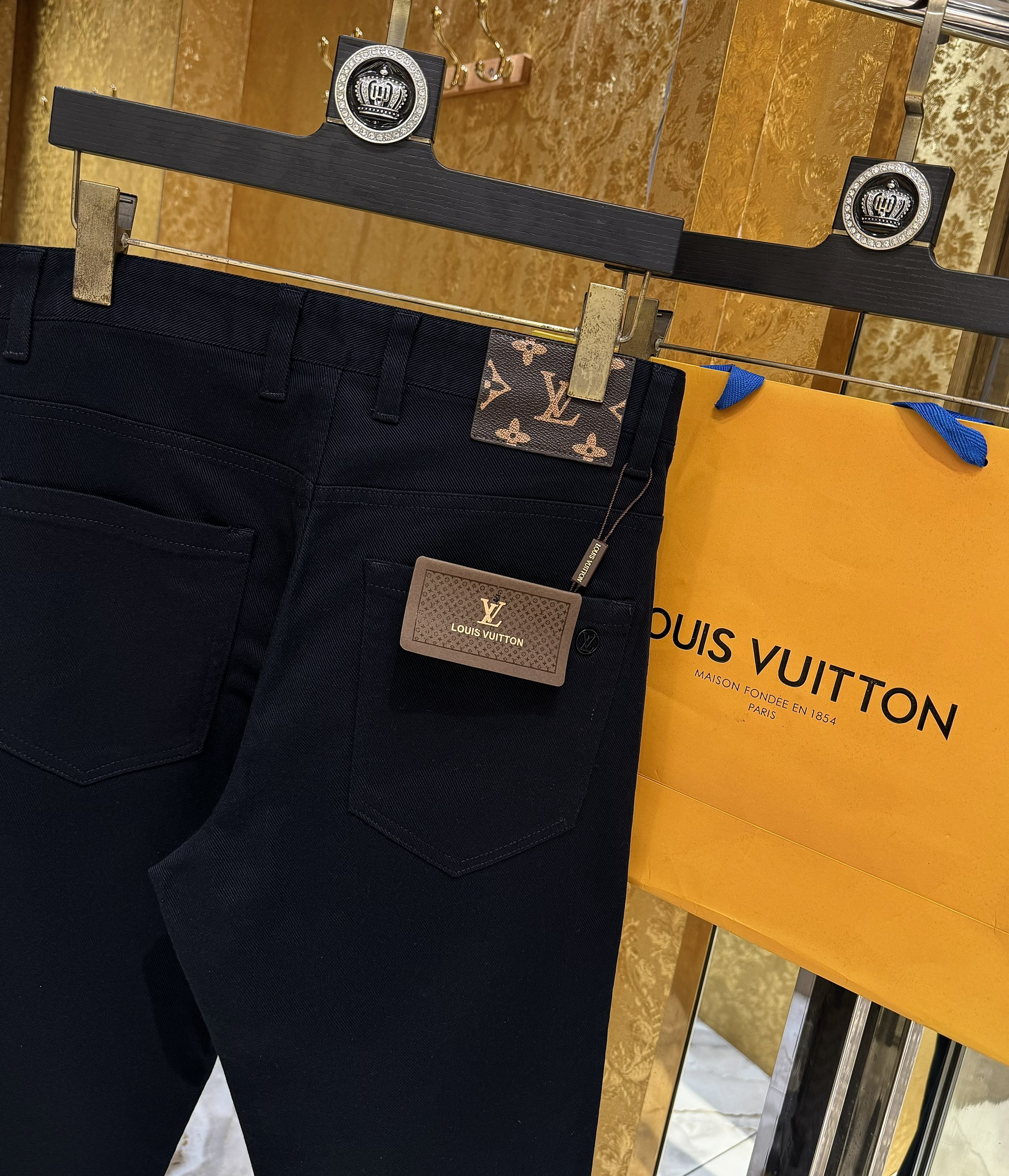 Quần Jean Louis Vuitton LV Đen trơn tem tag Nâu Like Auth on web CD