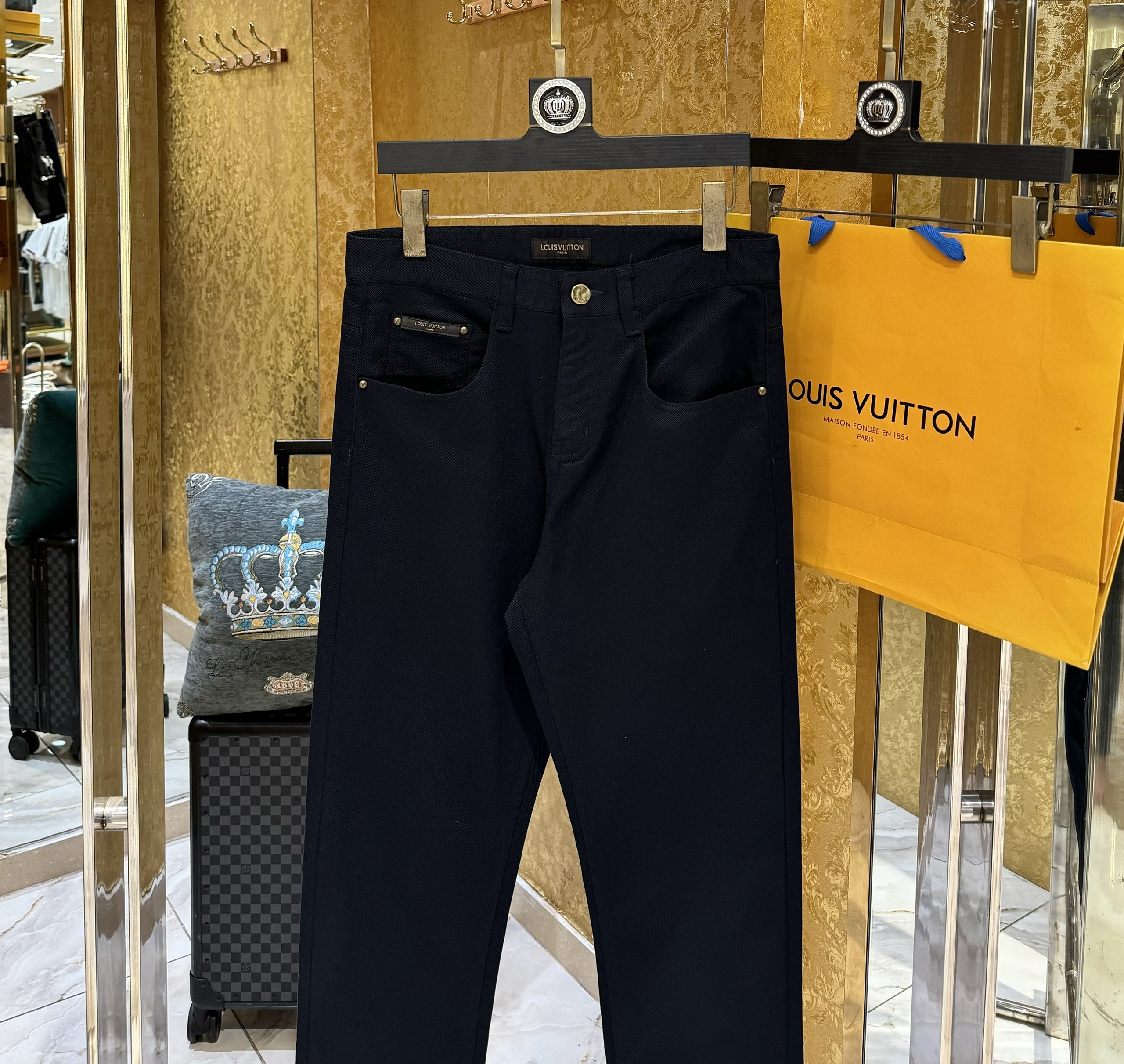 Quần Jean Louis Vuitton LV Đen trơn tem tag Nâu Like Auth on web CD