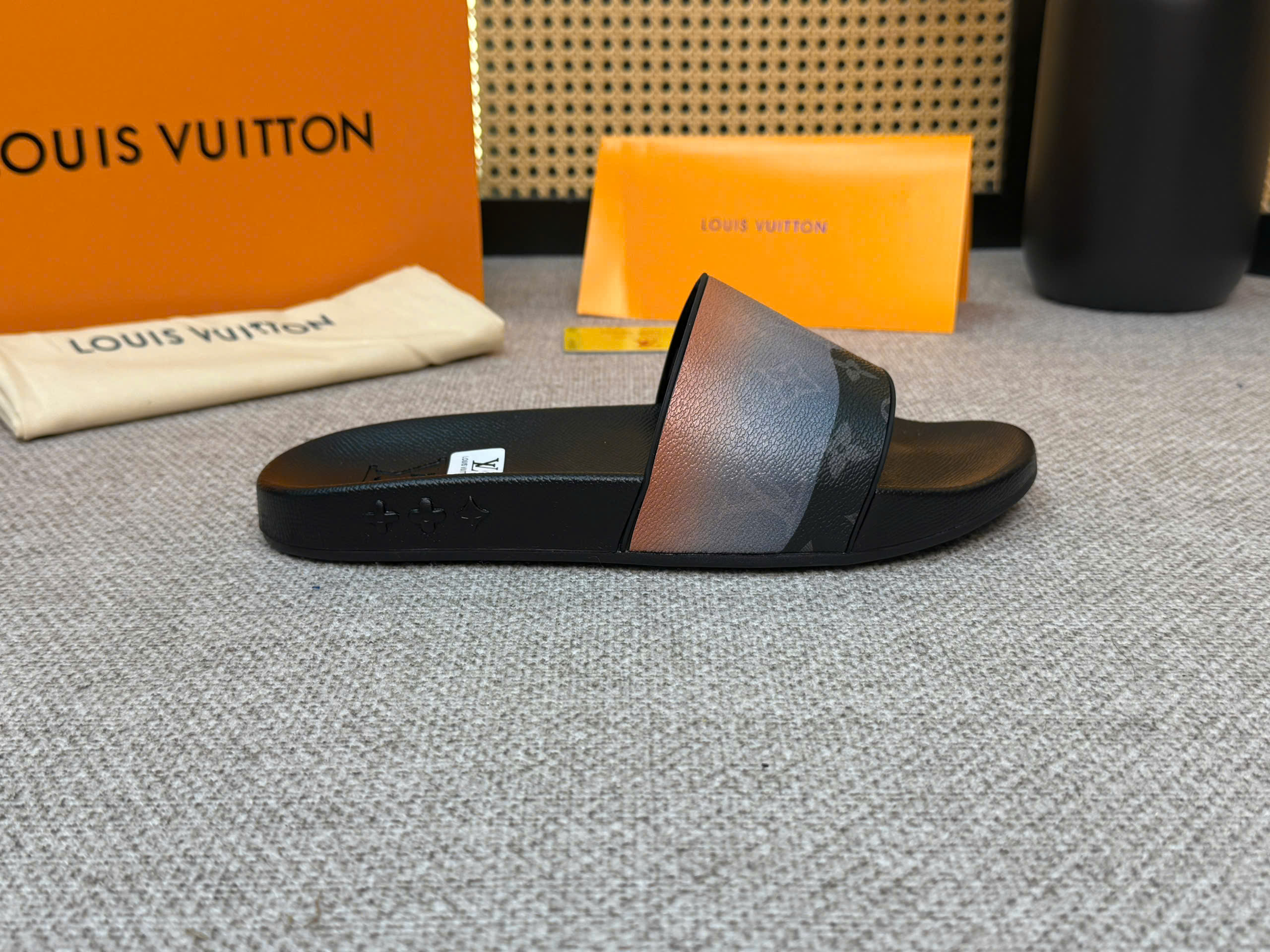 Dép lê Louis Vuitton LV monogram quai Cam Đen Like Auth 38-43 VTN