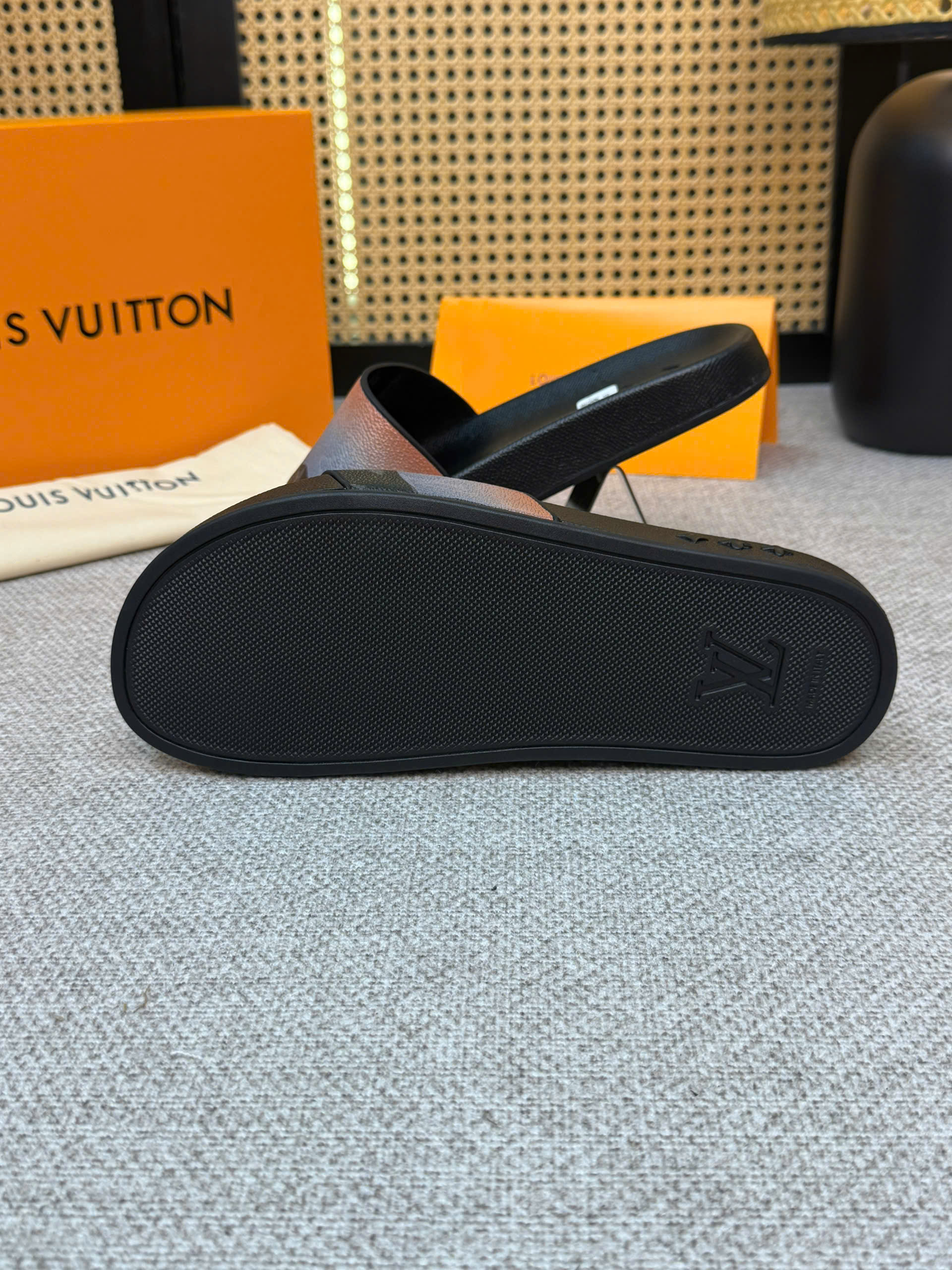 Dép lê Louis Vuitton LV monogram quai Cam Đen Like Auth 38-43 VTN