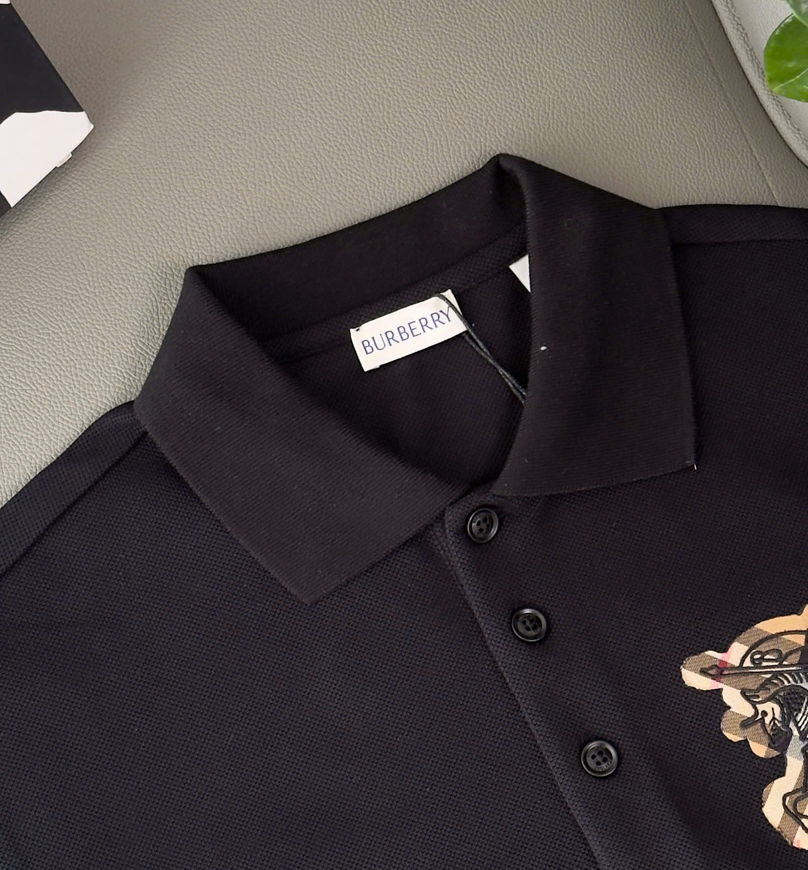 Áo polo Burberry BBR ngực thêu logo và họa tiết kỵ sỹ ngựa bay mờ Like Auth S-XL DDT\Đen