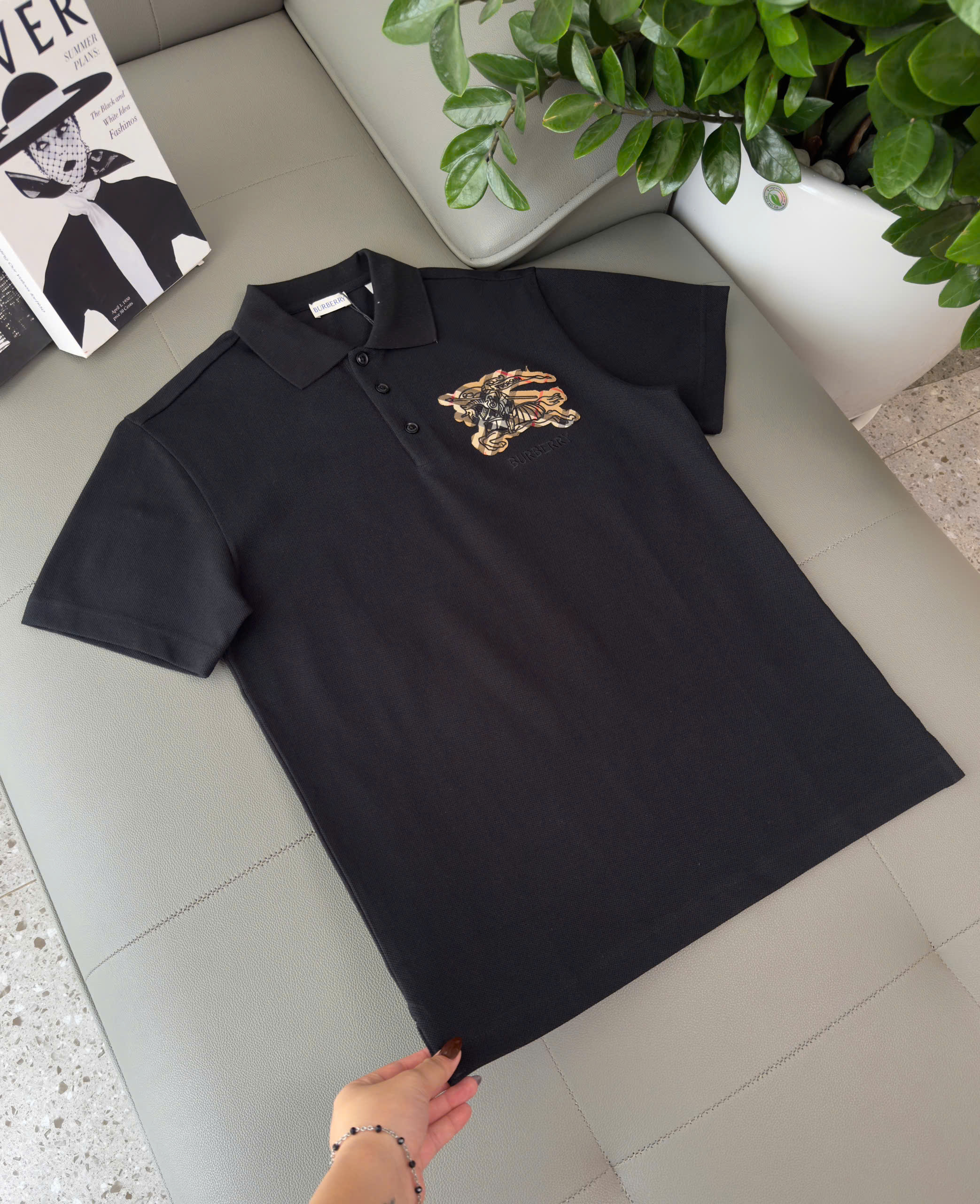 Áo polo Burberry BBR ngực thêu logo và họa tiết kỵ sỹ ngựa bay mờ Like Auth S-XL DDT\Đen