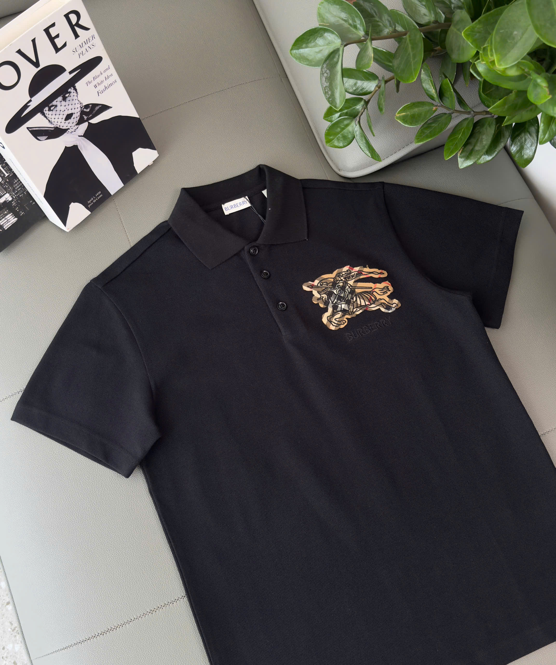 Áo polo Burberry BBR ngực thêu logo và họa tiết kỵ sỹ ngựa bay mờ Like Auth S-XL DDT\Đen