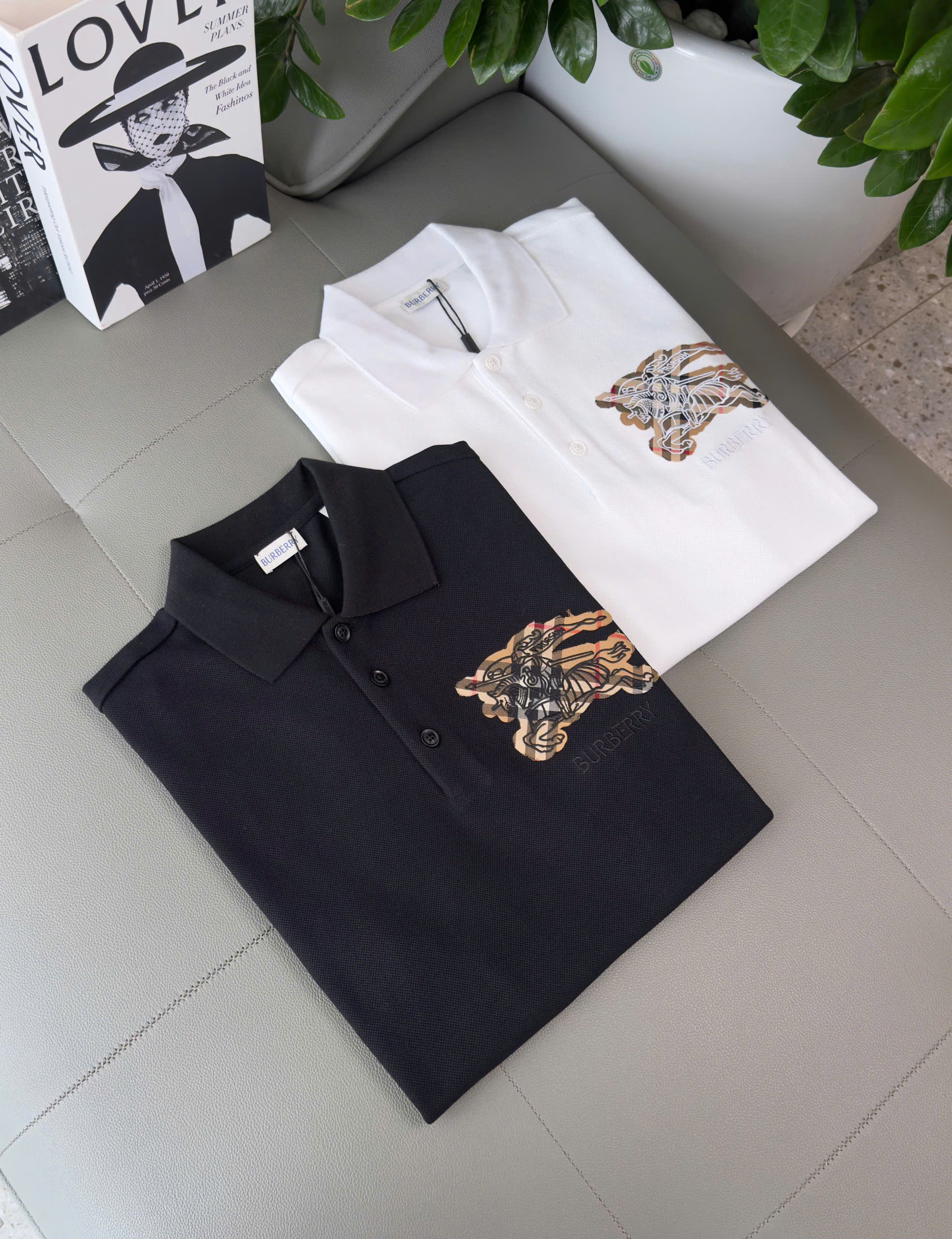 Áo polo Burberry BBR ngực thêu logo và họa tiết kỵ sỹ ngựa bay mờ Like Auth S-XL DDT\Trắng