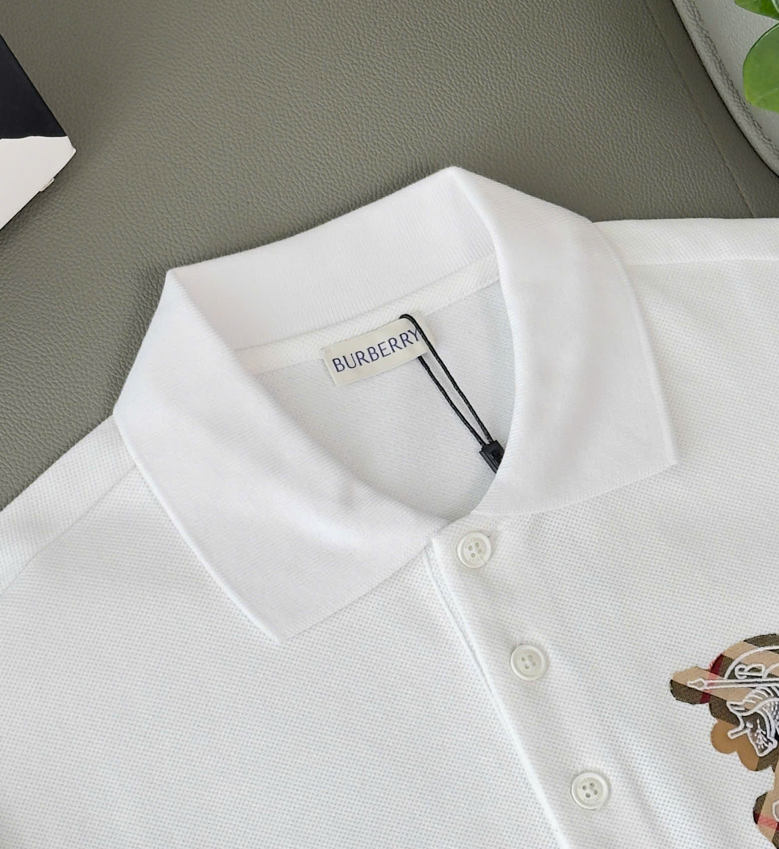 Áo polo Burberry BBR ngực thêu logo và họa tiết kỵ sỹ ngựa bay mờ Like Auth S-XL DDT\Trắng