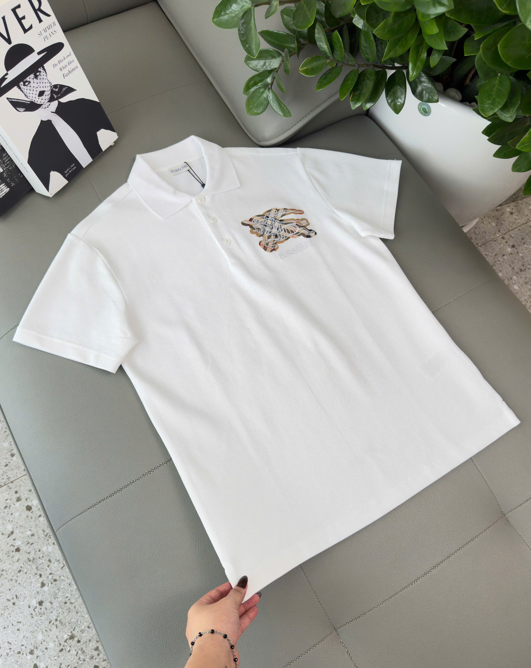 Áo polo Burberry BBR ngực thêu logo và họa tiết kỵ sỹ ngựa bay mờ Like Auth S-XL DDT\Trắng
