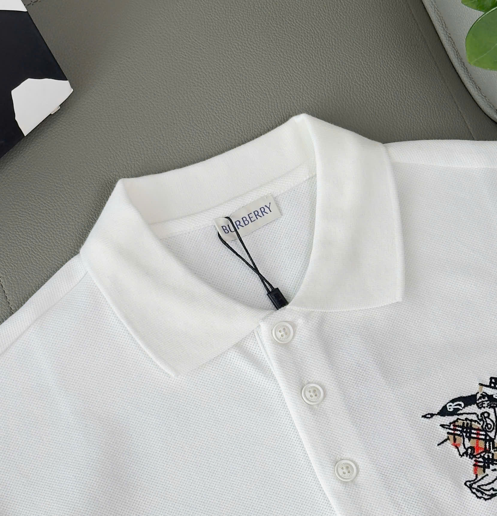 Áo polo Burberry BBR ngực thêu logo và họa tiết kỵ sỹ ngựa bay nét Like Auth S-XL DDT\Trắng