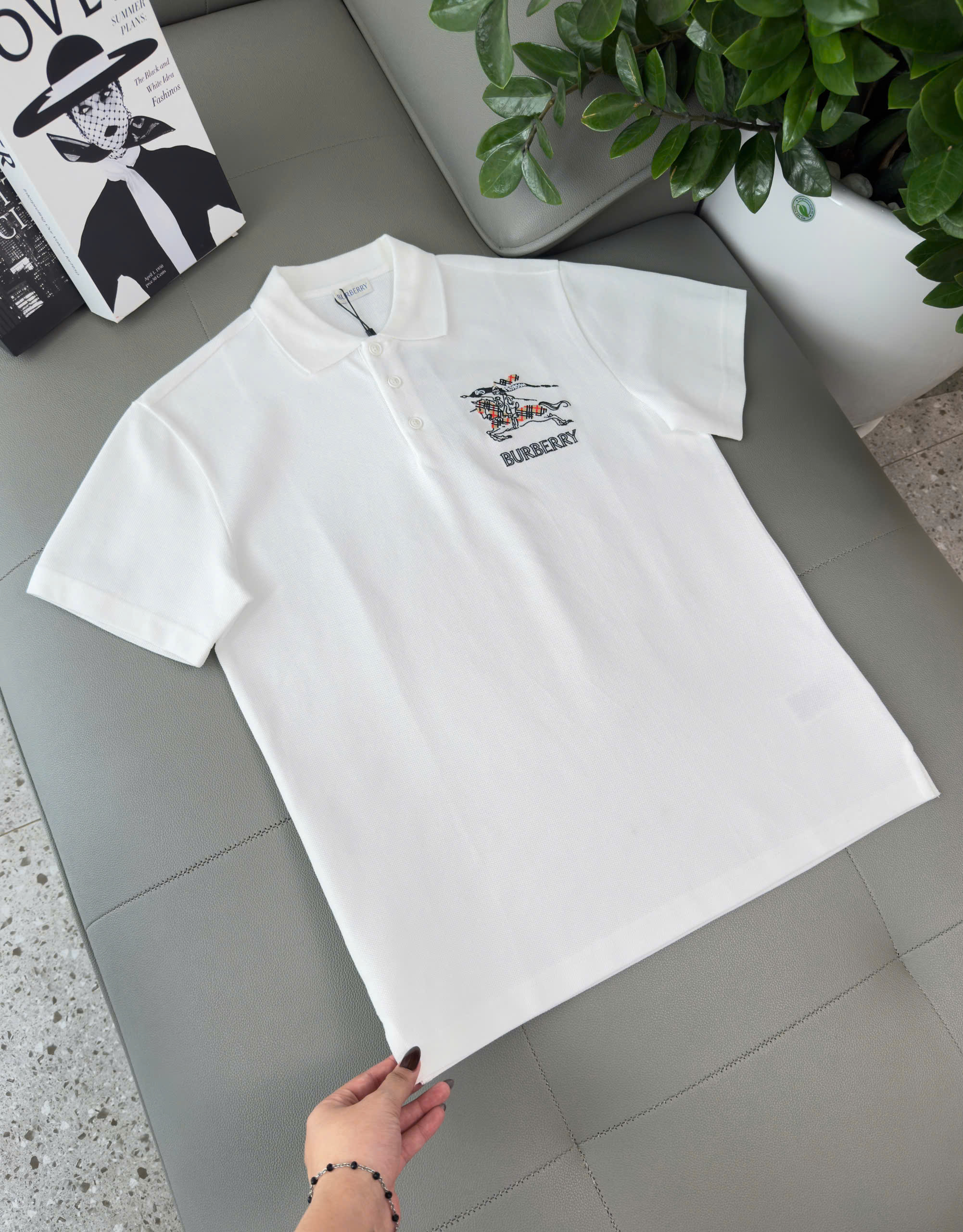Áo polo Burberry BBR ngực thêu logo và họa tiết kỵ sỹ ngựa bay nét Like Auth S-XL DDT\Trắng