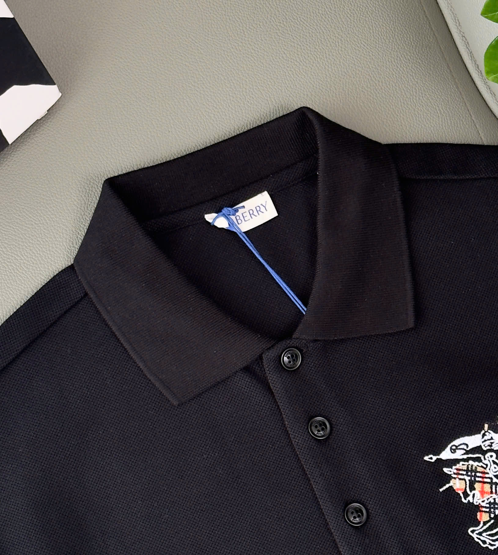 Áo polo Burberry BBR ngực thêu logo và họa tiết kỵ sỹ ngựa bay nét Like Auth S-XL DDT\Đen