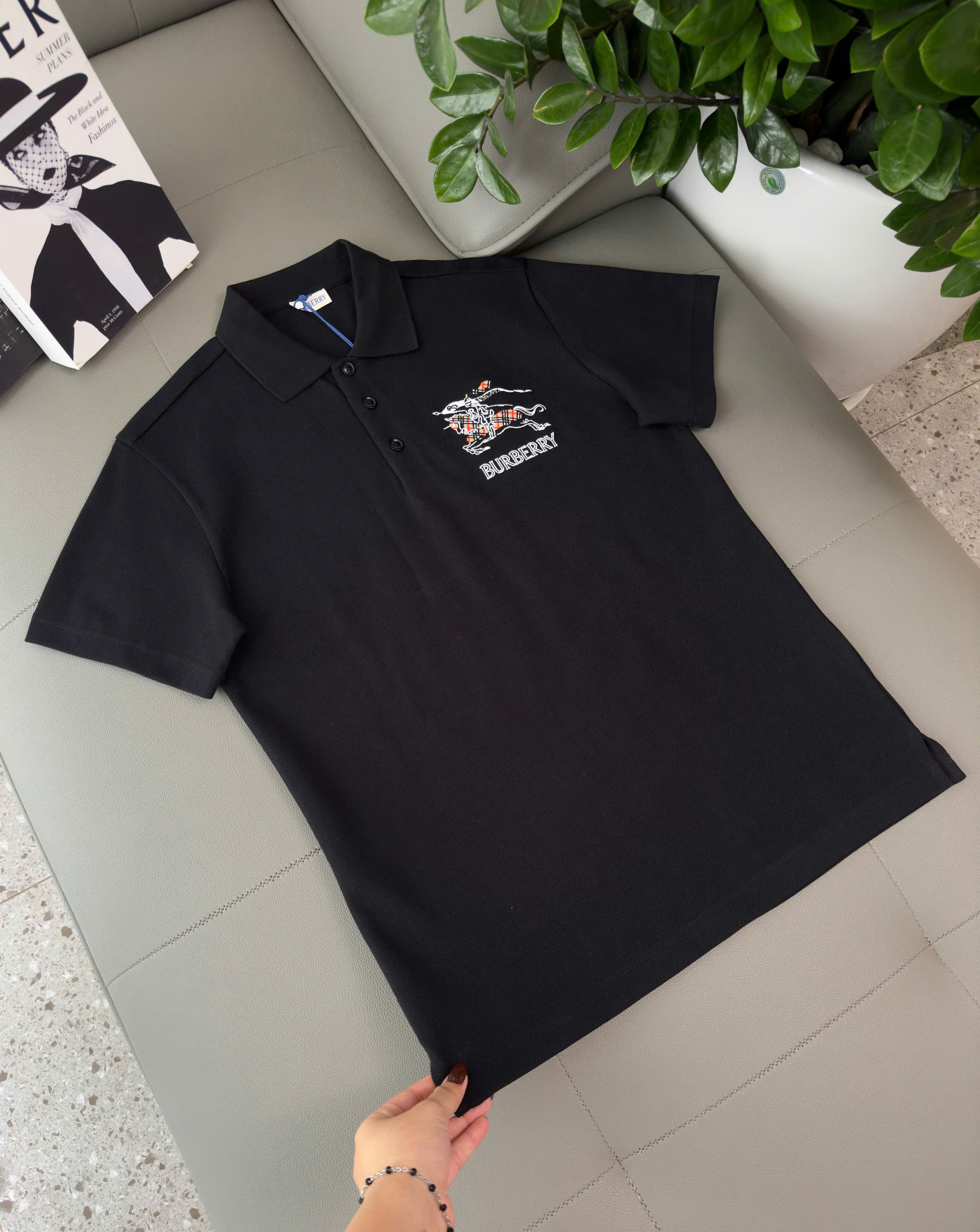 Áo polo Burberry BBR ngực thêu logo và họa tiết kỵ sỹ ngựa bay nét Like Auth S-XL DDT\Đen