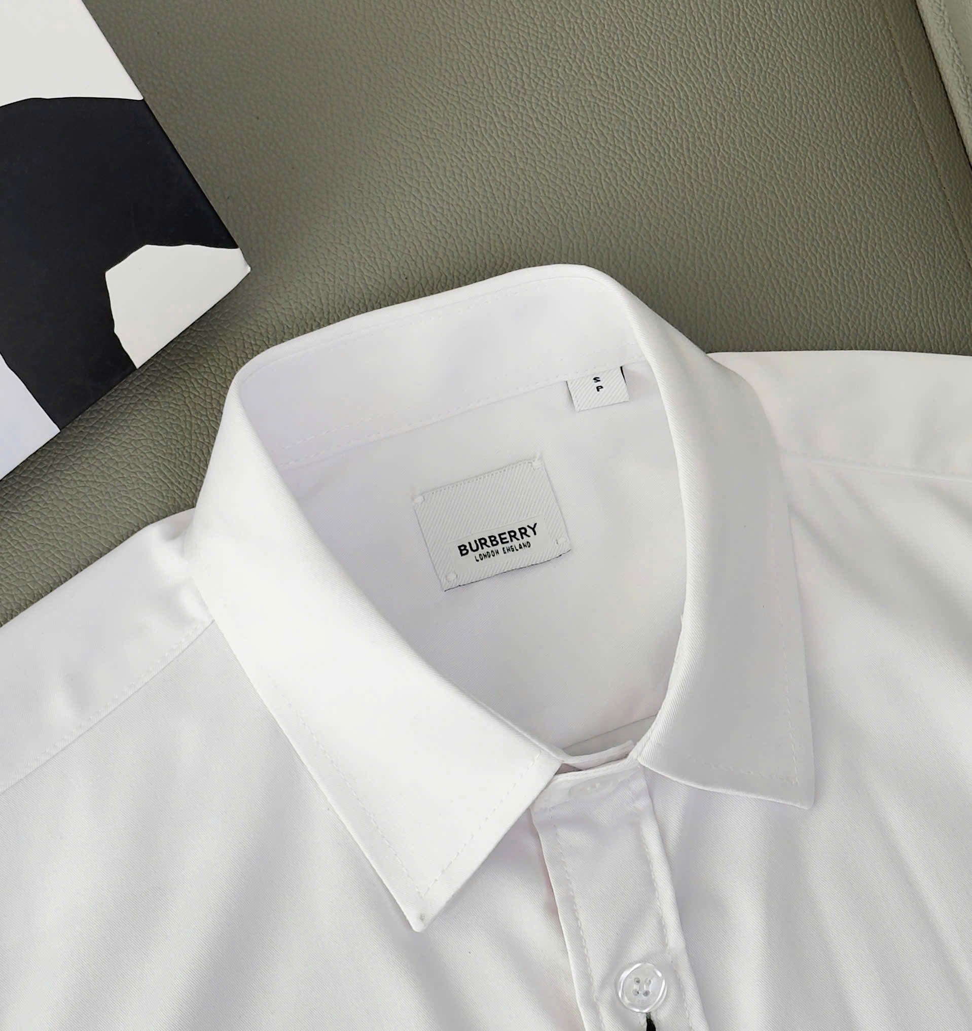 Áo sơ mi Burberry BBR Trắng logo TB thêu túi ngực chỉ Đen Like Auth S-XXL DDT