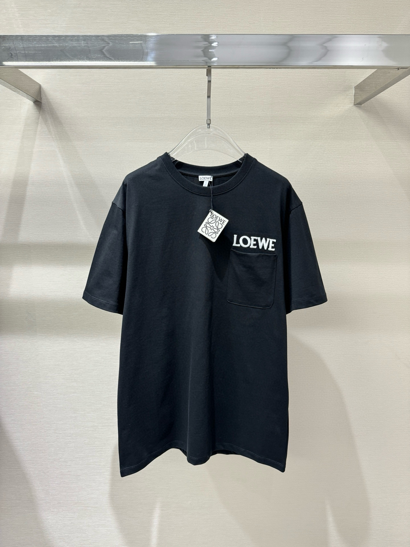 Áo phông T shirt Loewe Đen túi ngực logo thêu chỉ Trắng Like Auth S-L VTN
